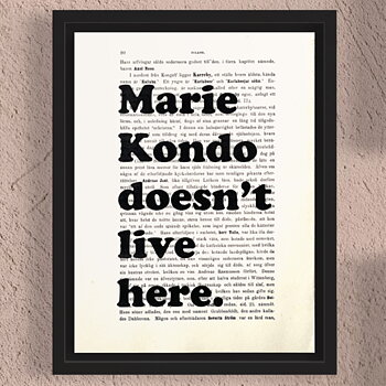Tavla med texten Marie Kondo doesn't live here.