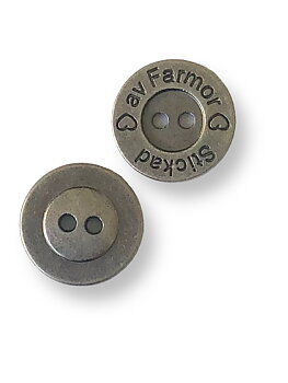 Metallknapp "Stickad av Farmor"