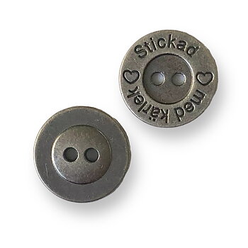 Metallknapp "Stickad med kärlek"