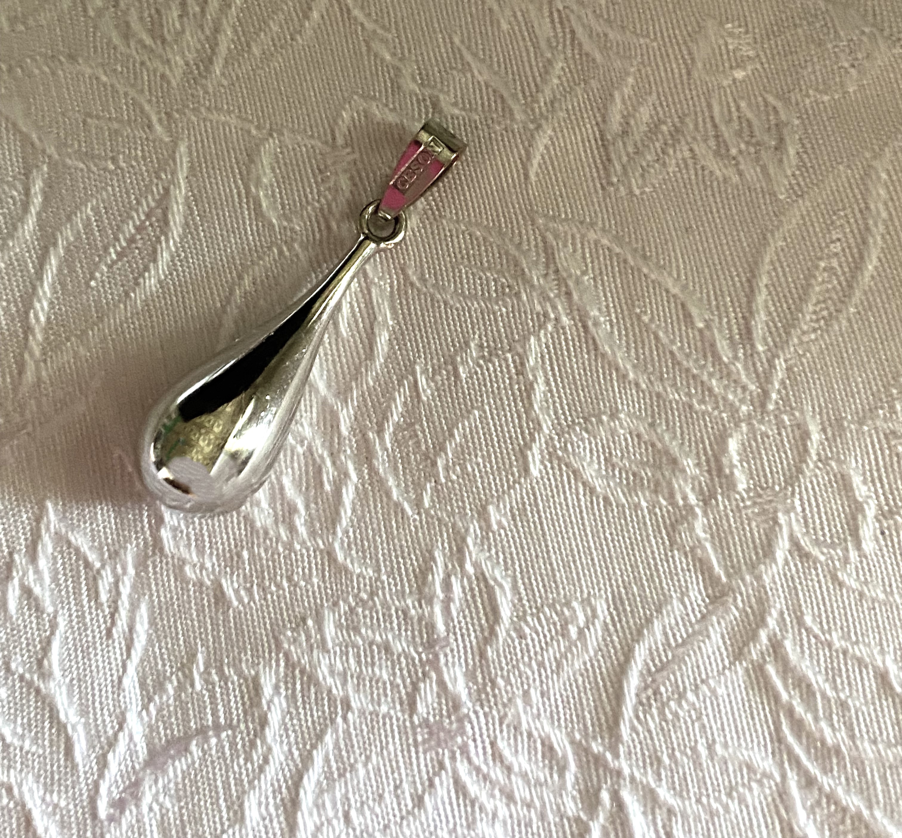 Hänge i 18 karat vitt guld .Droppe Storlek : 28X8 mm inkl ögla