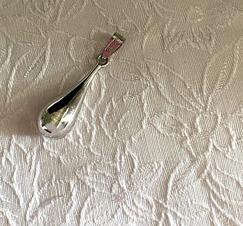 Hänge i 18 karat vitt guld .Droppe Storlek : 28X8 mm inkl ögla