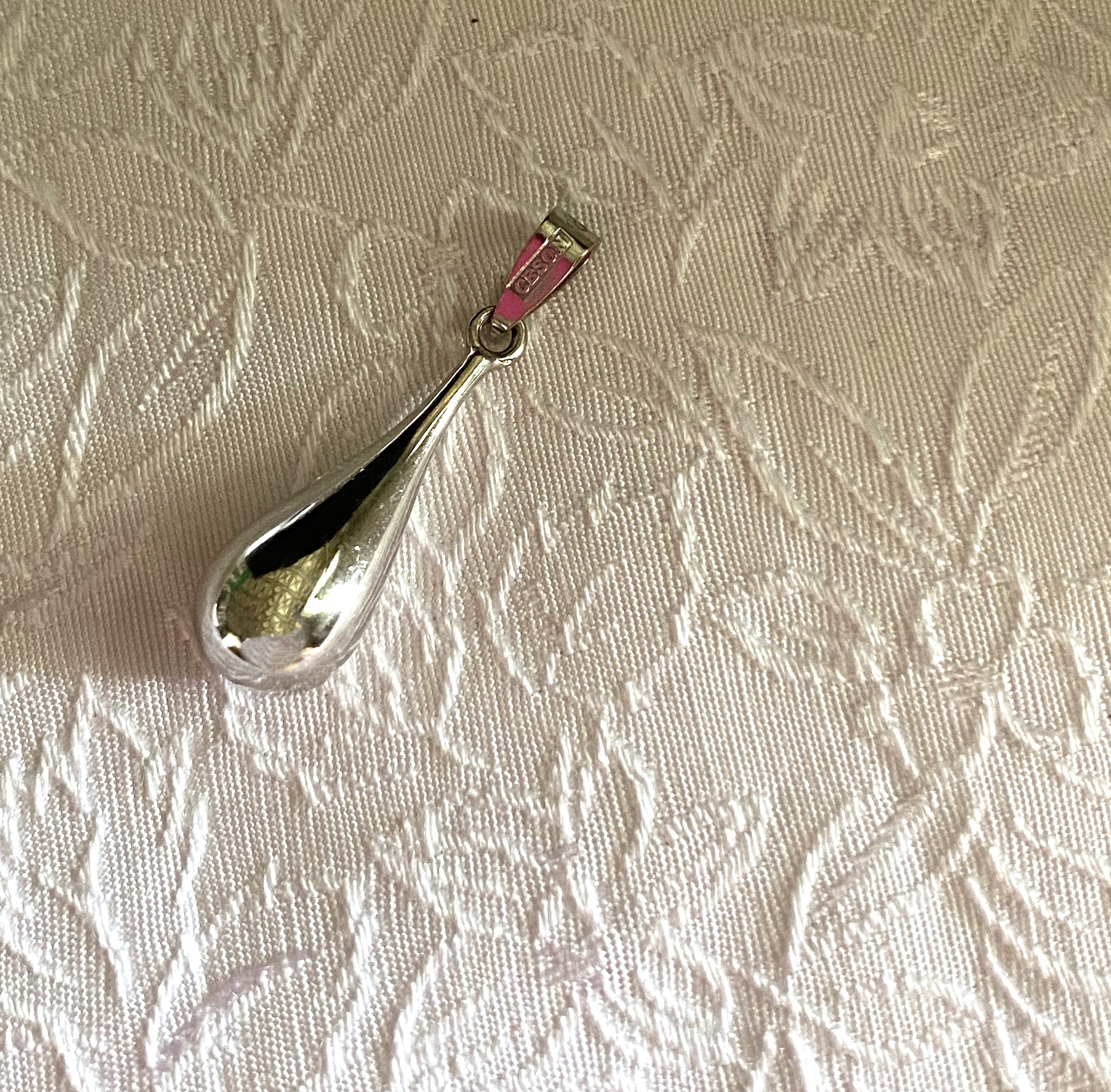 Hänge i 18 karat vitt guld .Droppe Storlek : 28X8 mm inkl ögla - 2