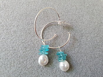 Earrings cultured freshwater pearls and apatite on 925 silver hoop