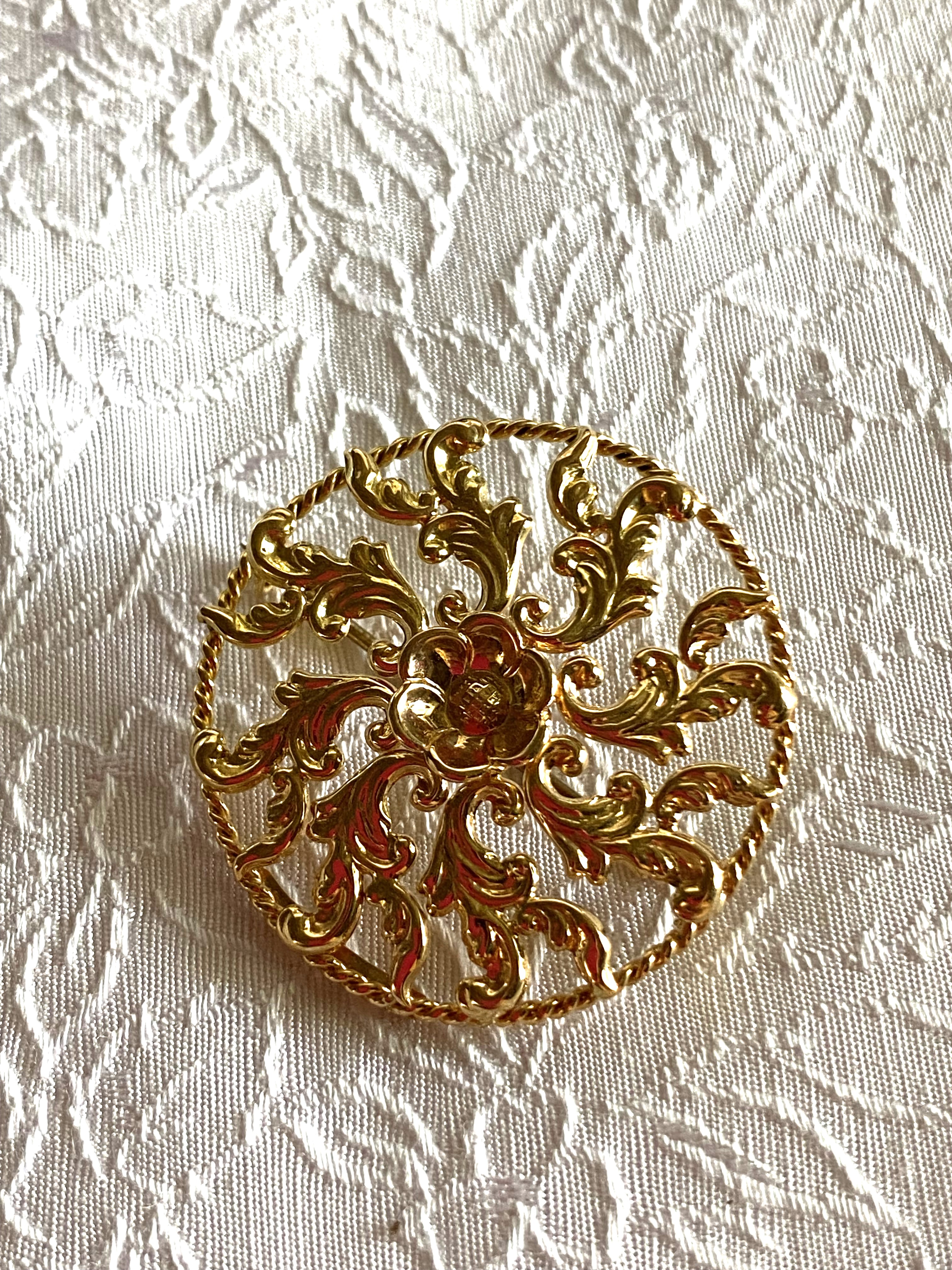 Brosch i 18 K guld .Dahlgrens Malmö. 1950