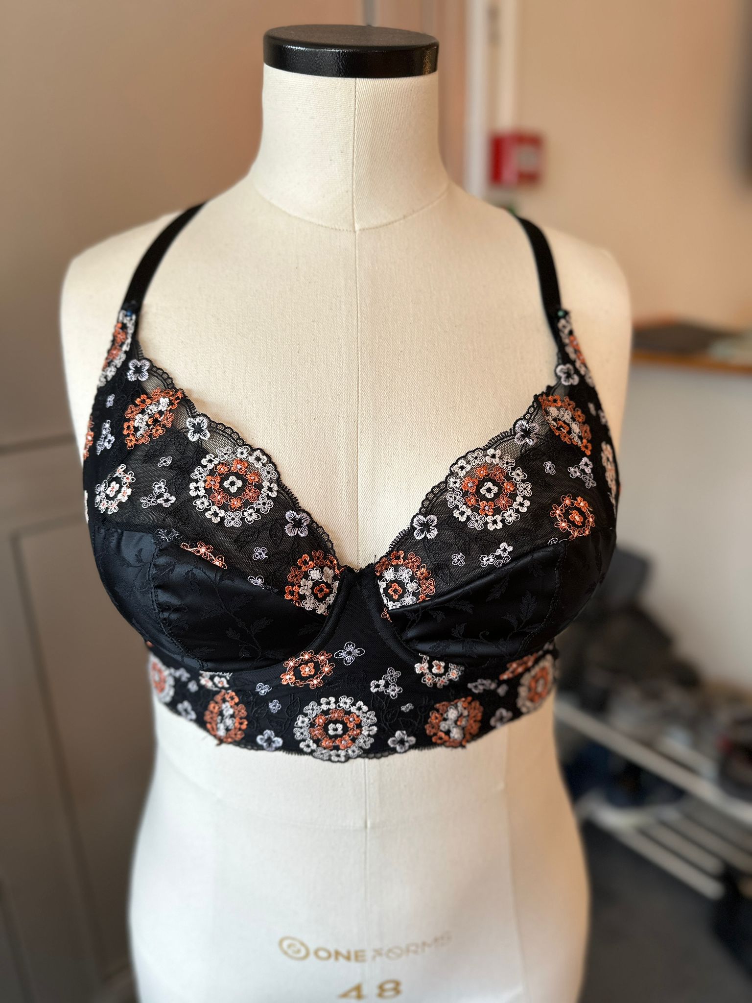 Non stretch lace in black with lovely decorations - 19 cm