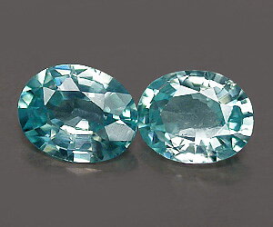 Hermosas piedras preciosas de circonita azul natural a juego.