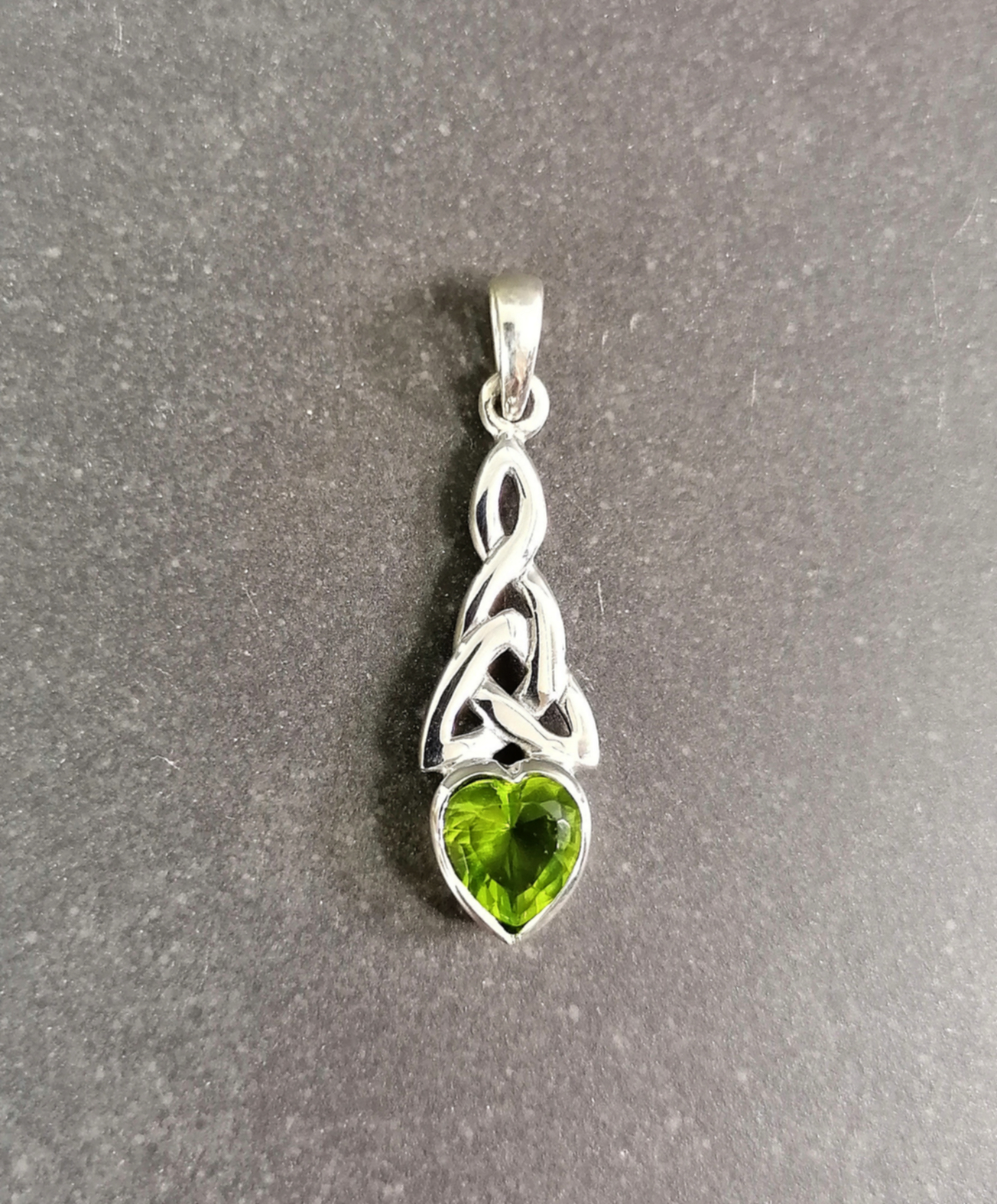 Silver Hänge med Peridot Hjärta - Keltisk Knut