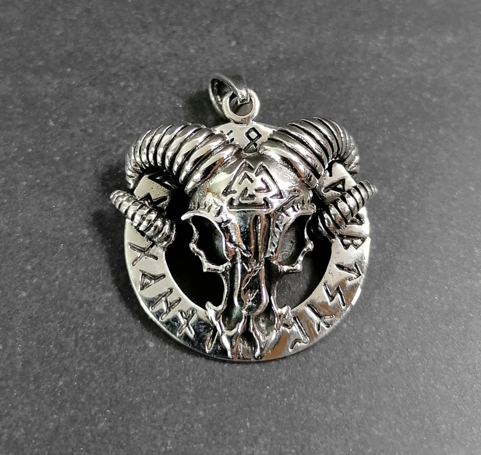 Skalle med valknut och runor - Hänge i Silver