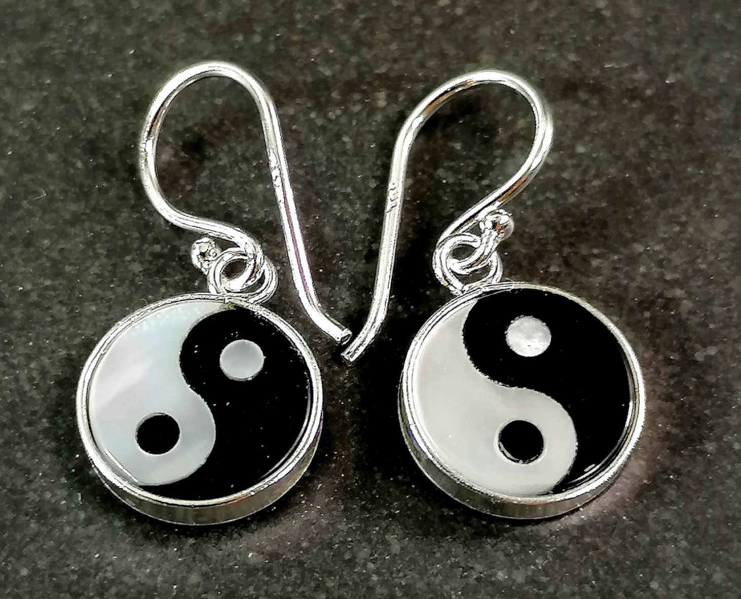 Yin Yang Örhängen i Silver med Pärlemor och Onyx
