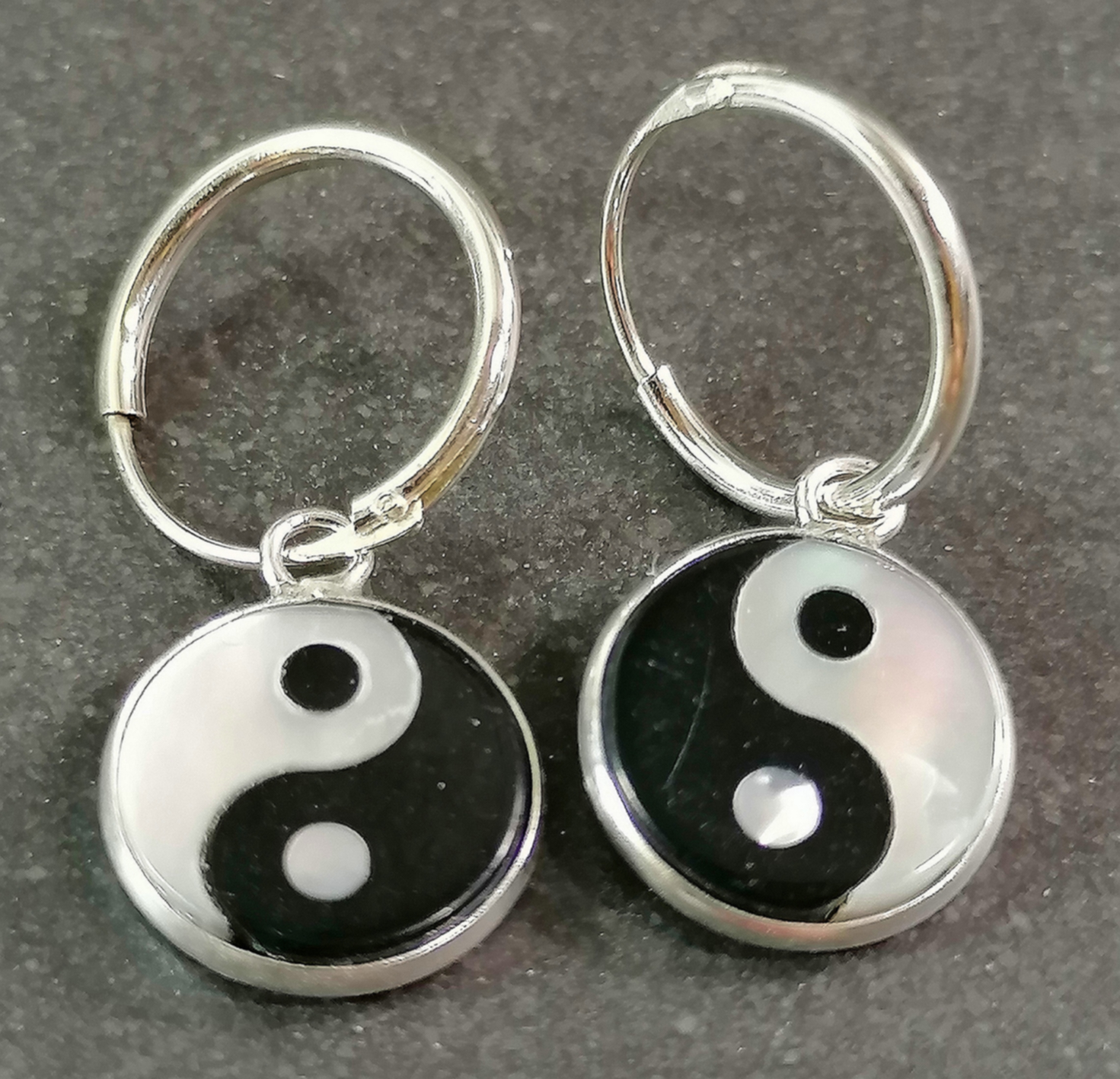 Yin Yang Örhängen i Silver med Pärlemor och Onyx