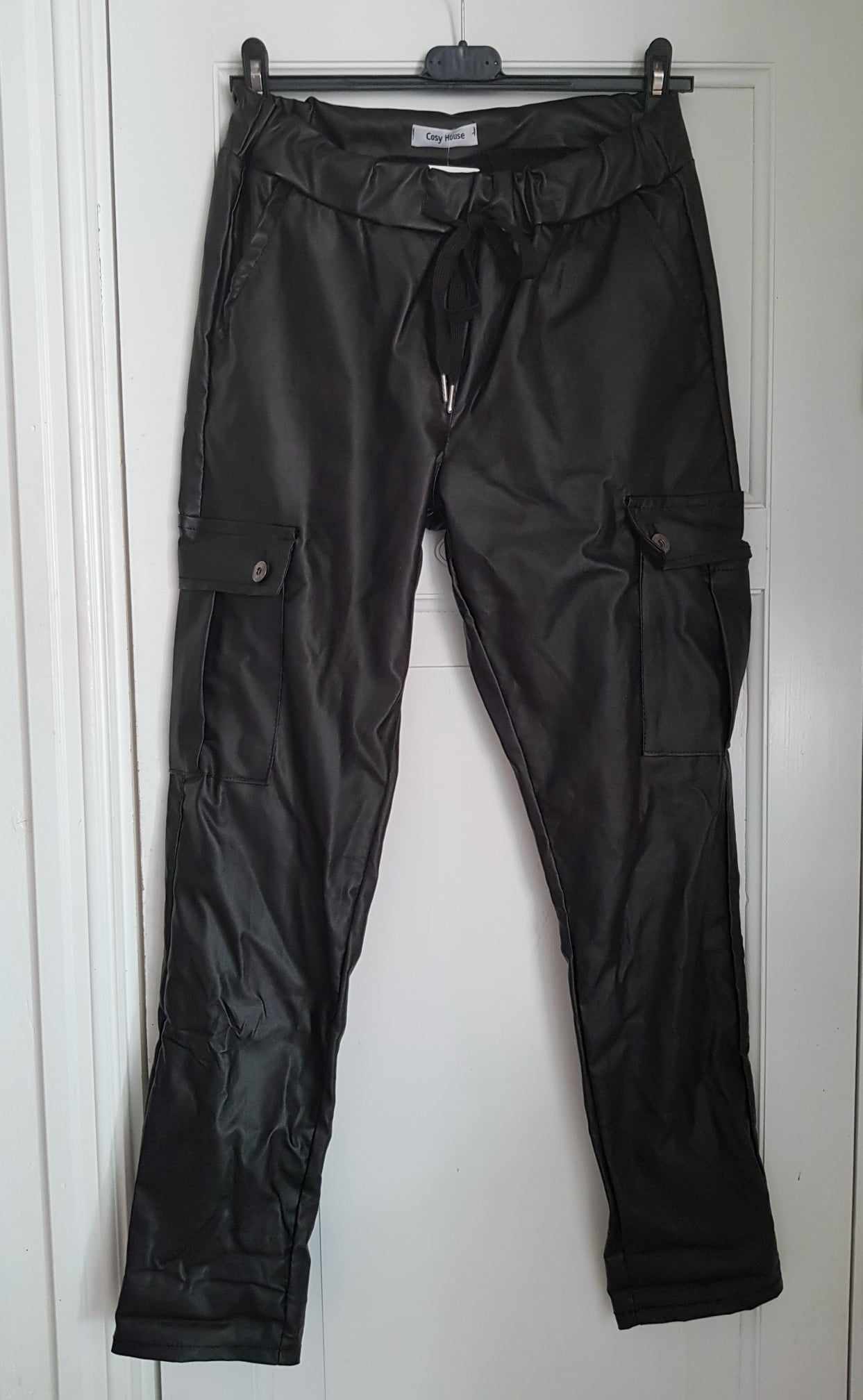 Stretchig byxa cargo fakeskinn - Svart 