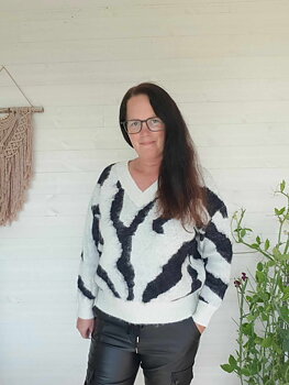 Stickad tröja - Zebra v-ringad