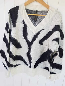 Stickad tröja - Zebra v-ringad
