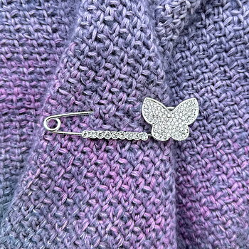 Sjalnål (silverfärgad) med fjäril i strass