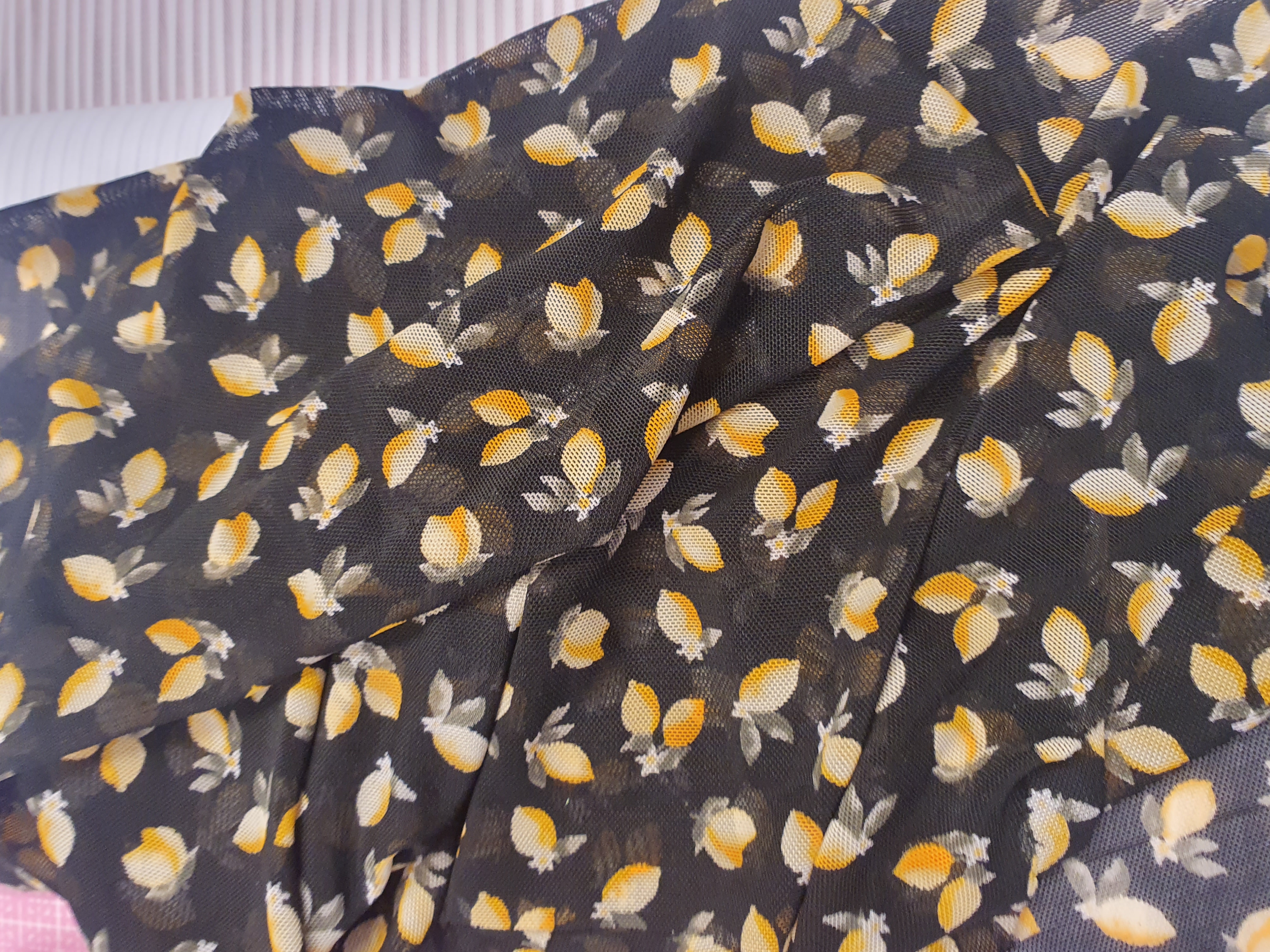 Stretch mesh with lemons