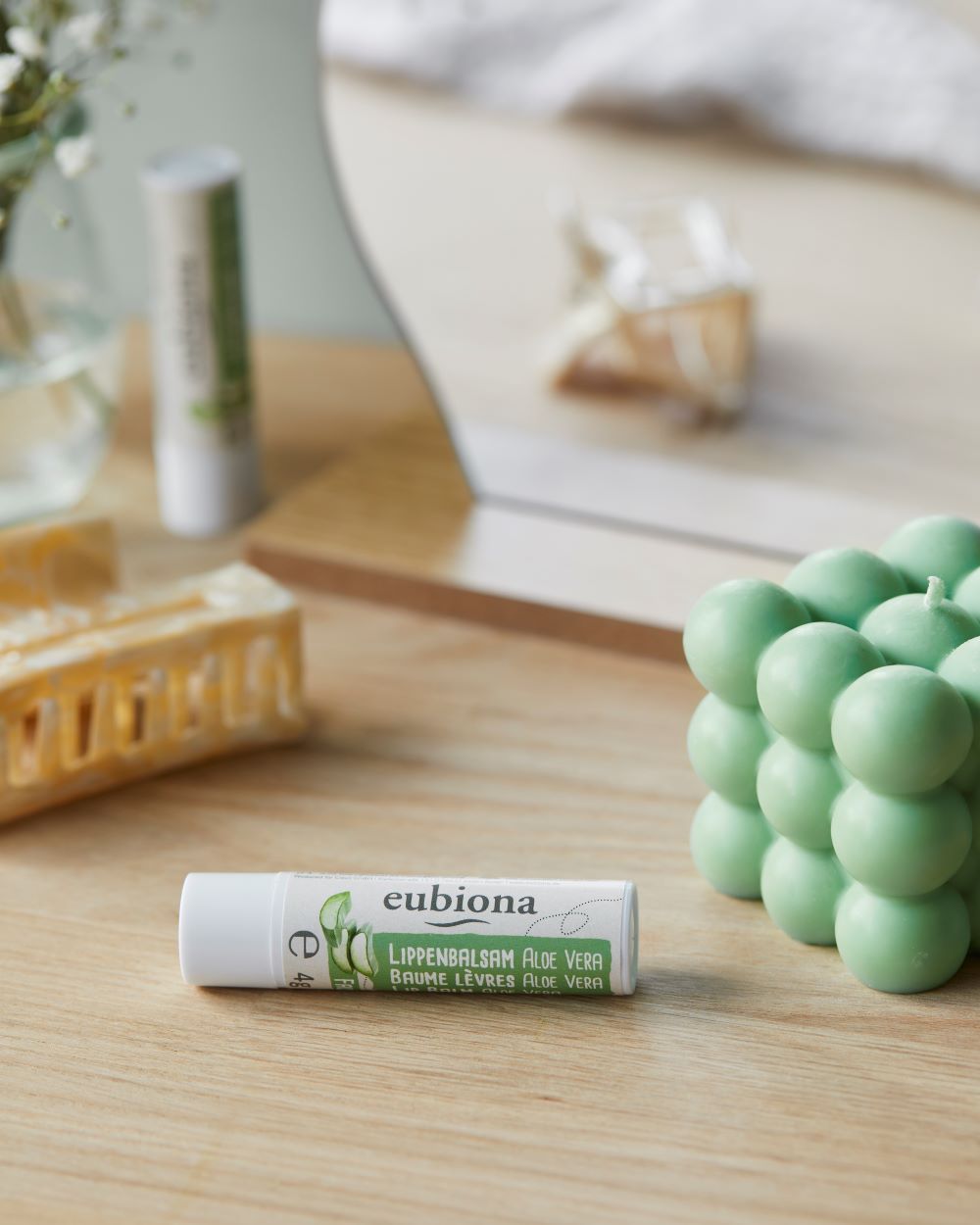Eubiona läppbalsam aloe vera ligger på ett bord