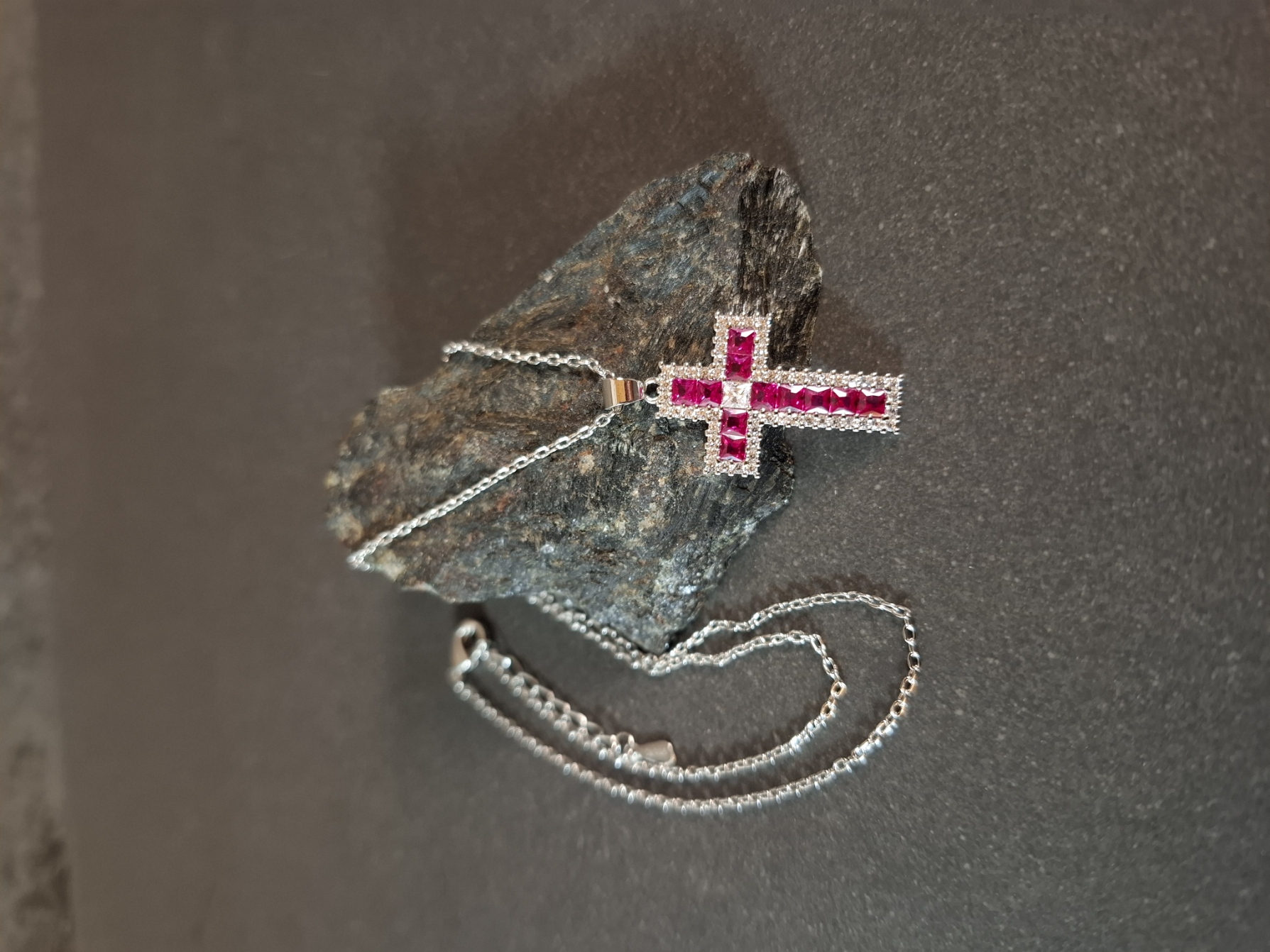 Kors med Röd Zirkon - Hänge med kedja i Silver 
