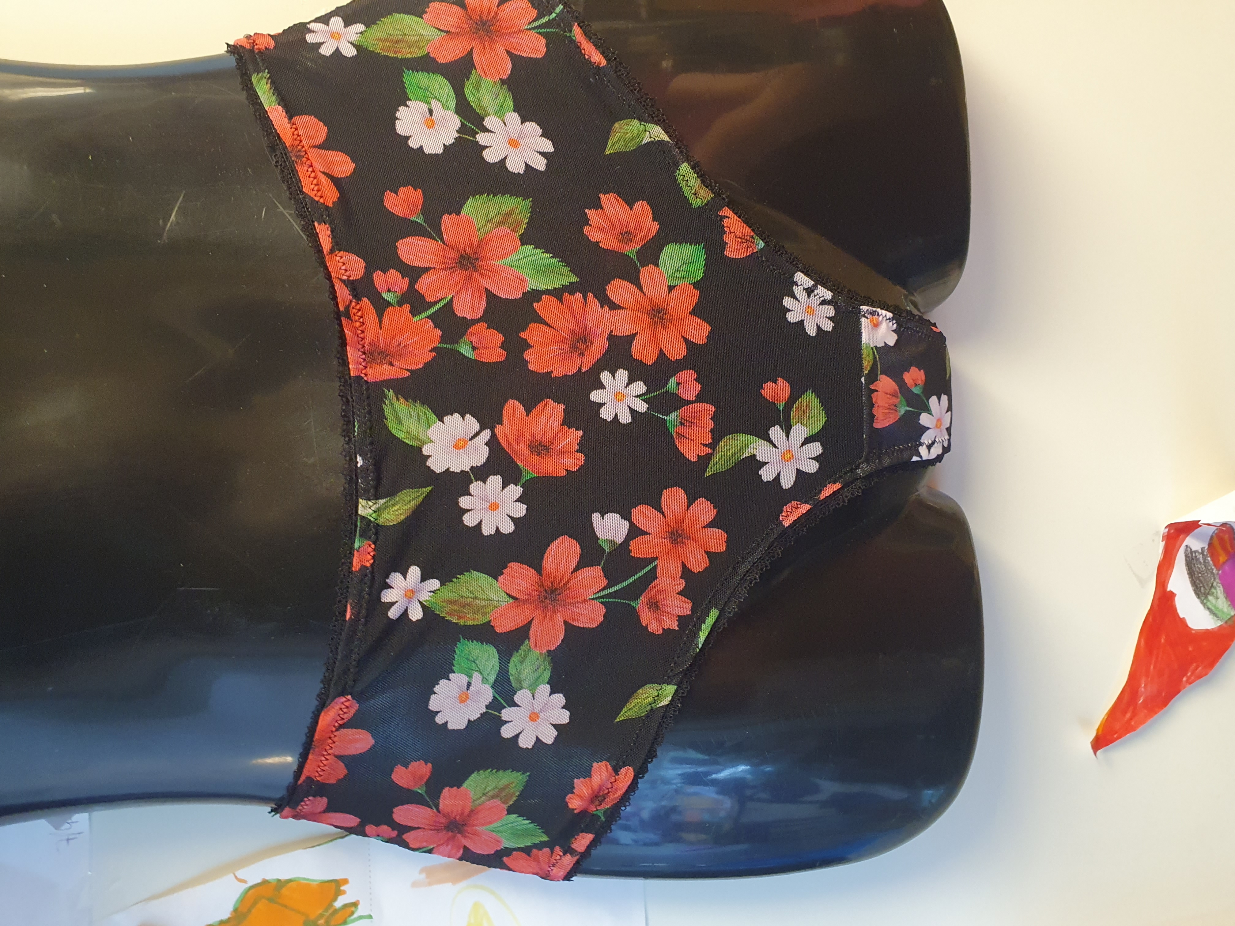 Stretch mesh in black with beautiful red flowers - 3