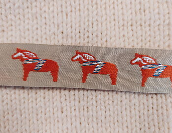 Broderat band Dalahäst röd