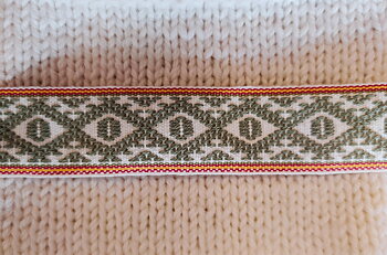 Broderat band gräddvit-grön