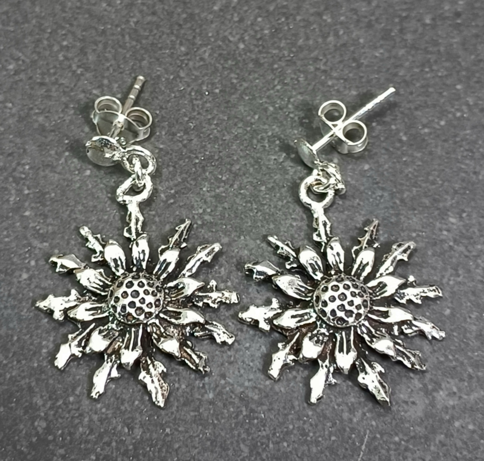 Blomma -  Hängande Stiftörhängen i Silver 