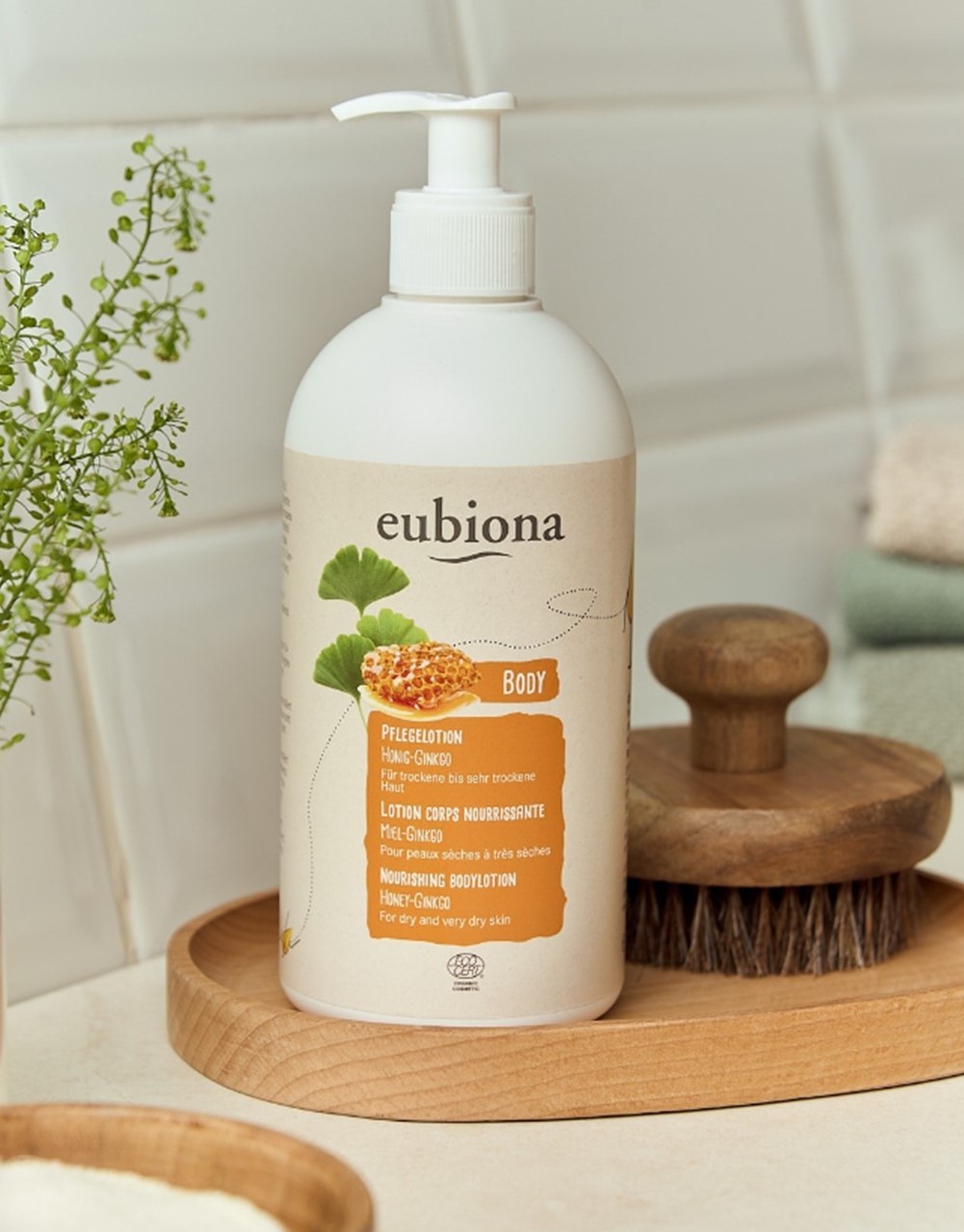 Eubionas ekologiska body lotion honung och ginkgo i baddrummet