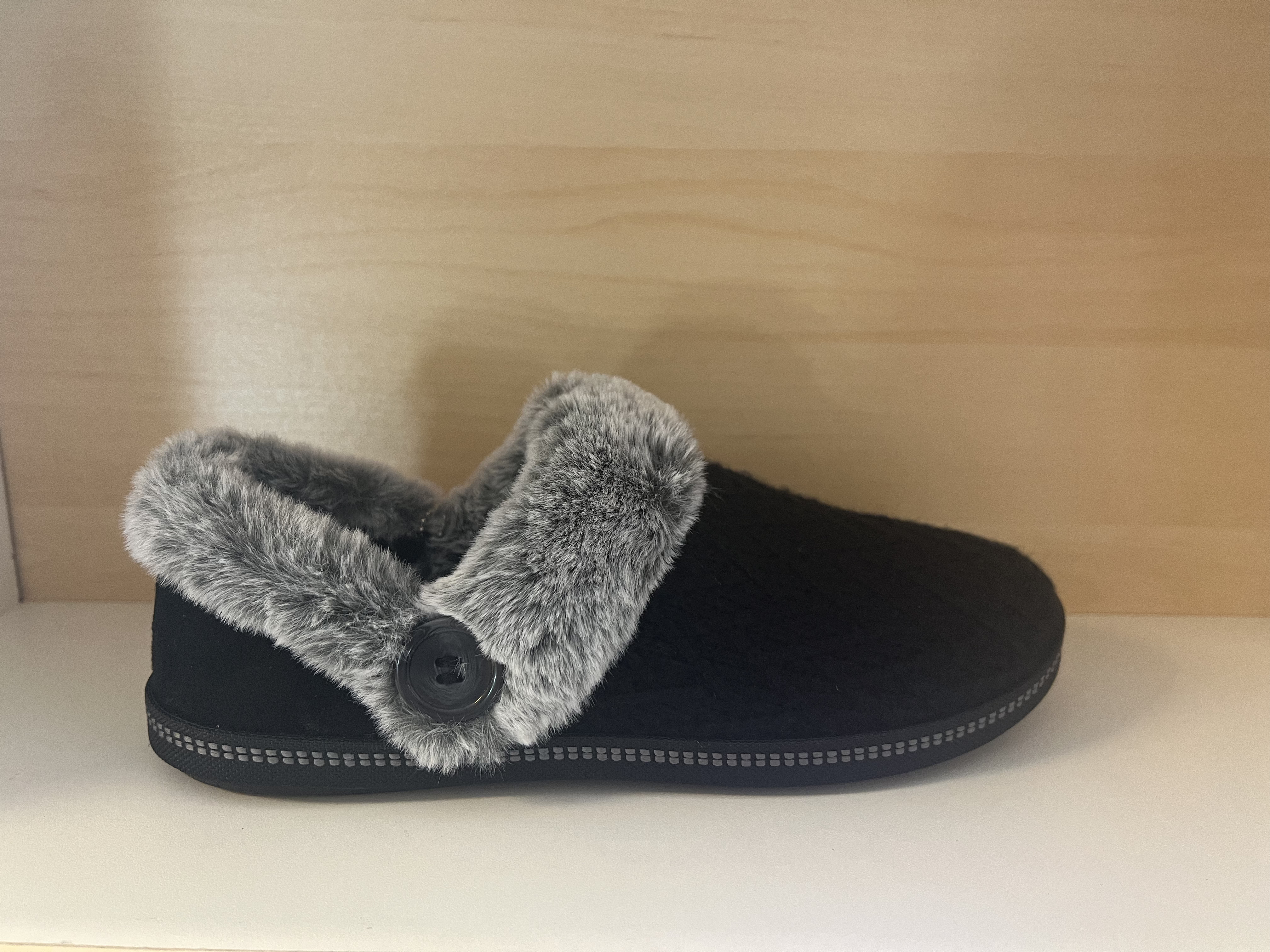 Skechers damtoffel "Cozy Campfire" med Memory Foam innersula , stötdämpande mellansula. Stickad ovandel och pälsimitation.
