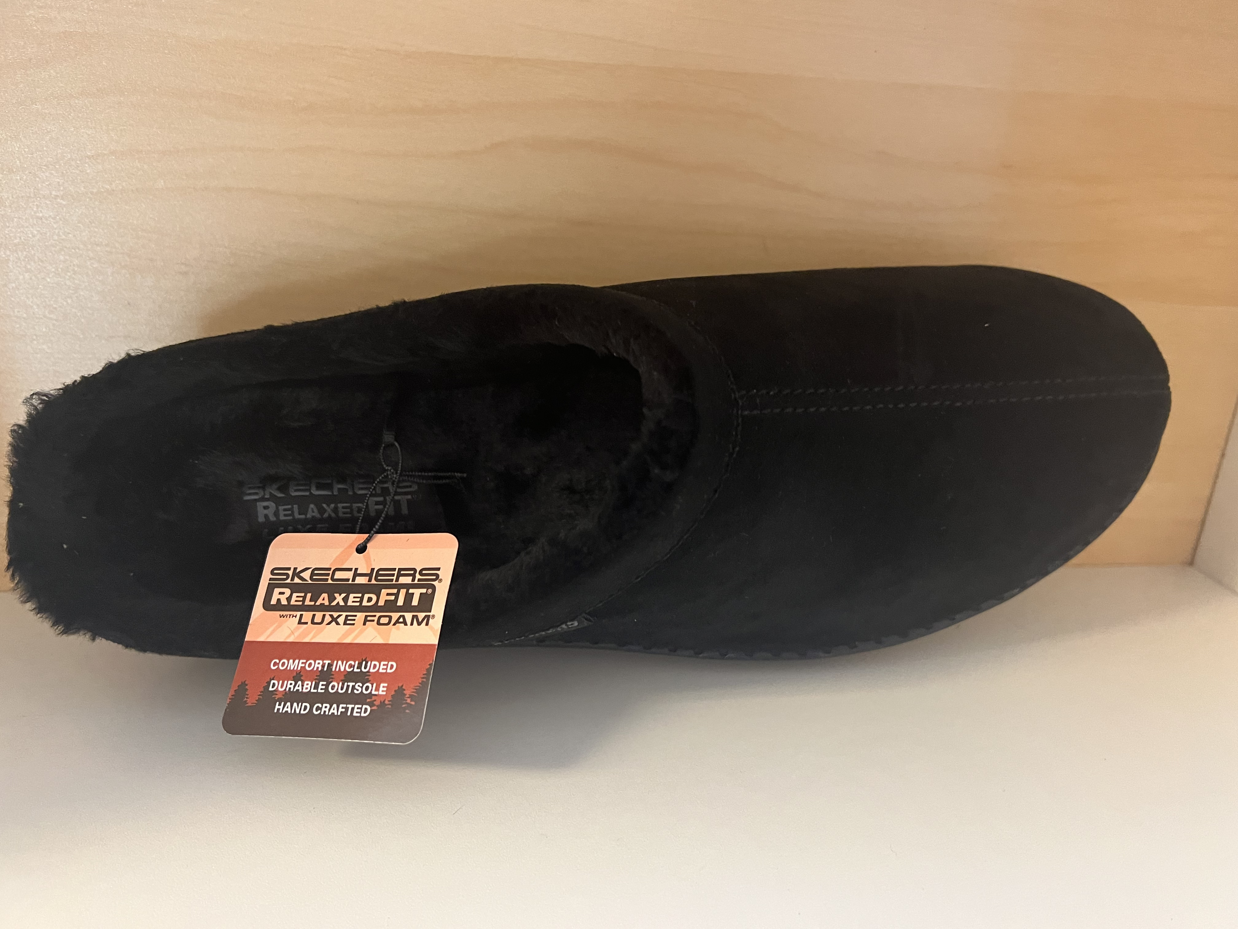 Skechers Herrtoffel. Relaxed Fit=bred framfot.  Slitstark yttersula och med Luxe Foam i innersulan.  Klädd med pälsimitation. - 2