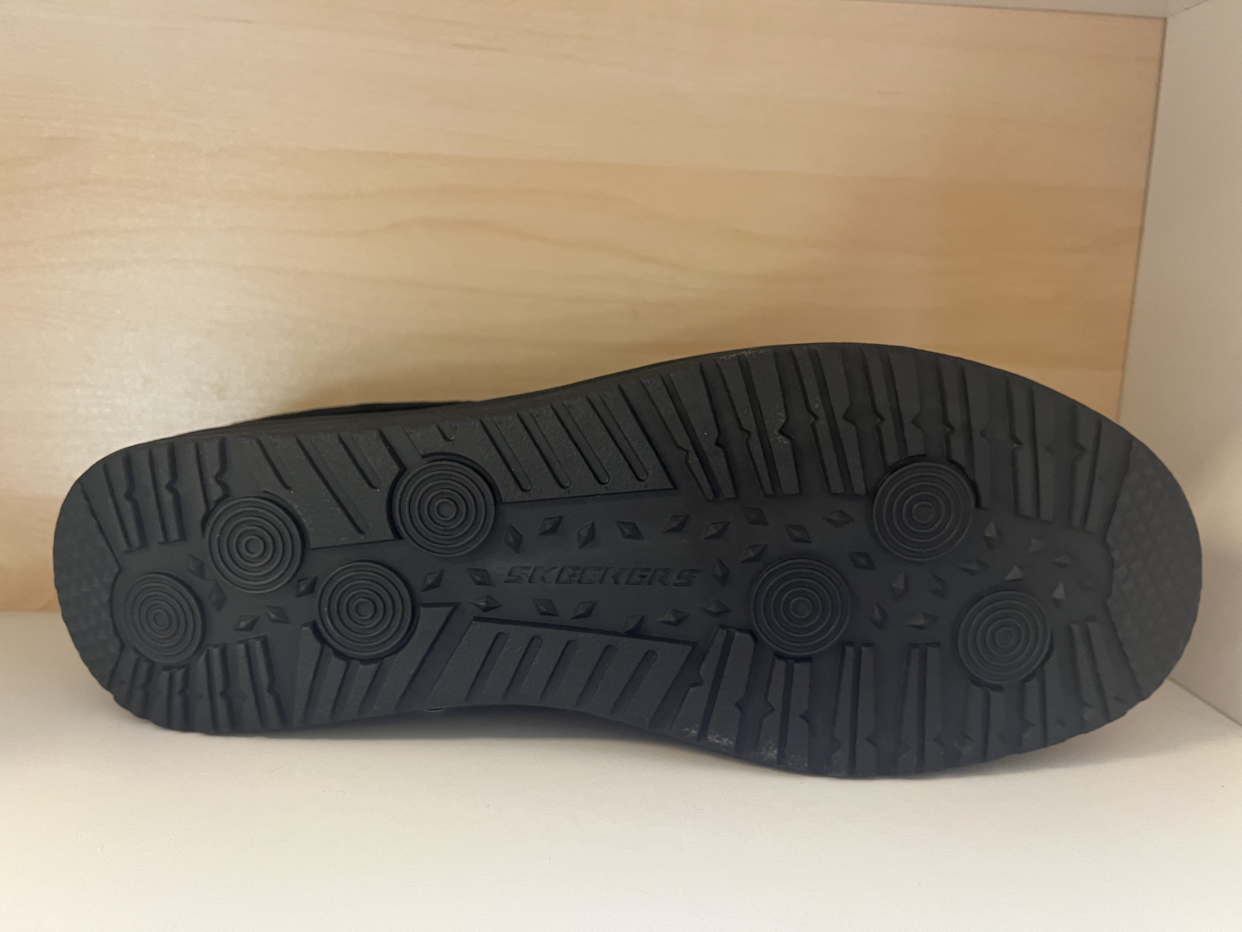 Skechers Herrtoffel. Relaxed Fit=bred framfot.  Slitstark yttersula och med Luxe Foam i innersulan.  Klädd med pälsimitation. - 3