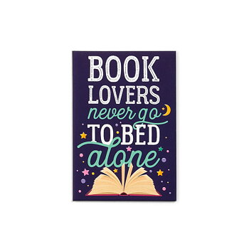 Book Lovers never go to bed alone :  Kylskåpsmagnet 