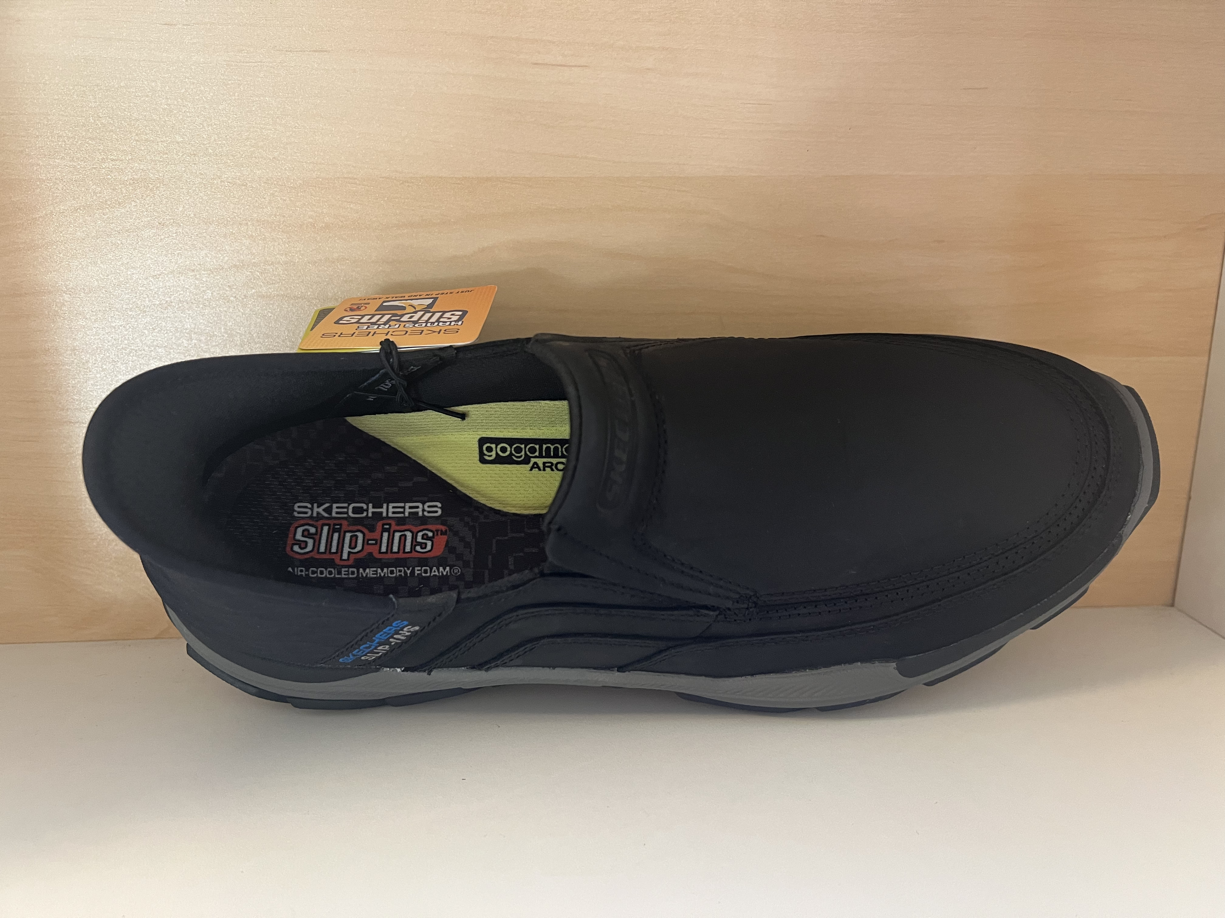  SKECHERS  herr-skinnsko. Med slip-ins teknologin får du en fast hälkappa och vaddering som anpassar sig efter din häls naturliga kurva. Relaxed Fit passform=rymlig vid tå och framfot. Goga Mat Arch stödjande vaddering  och Memory Foam innersula. Goodyear slitstark yttersula.. - 6