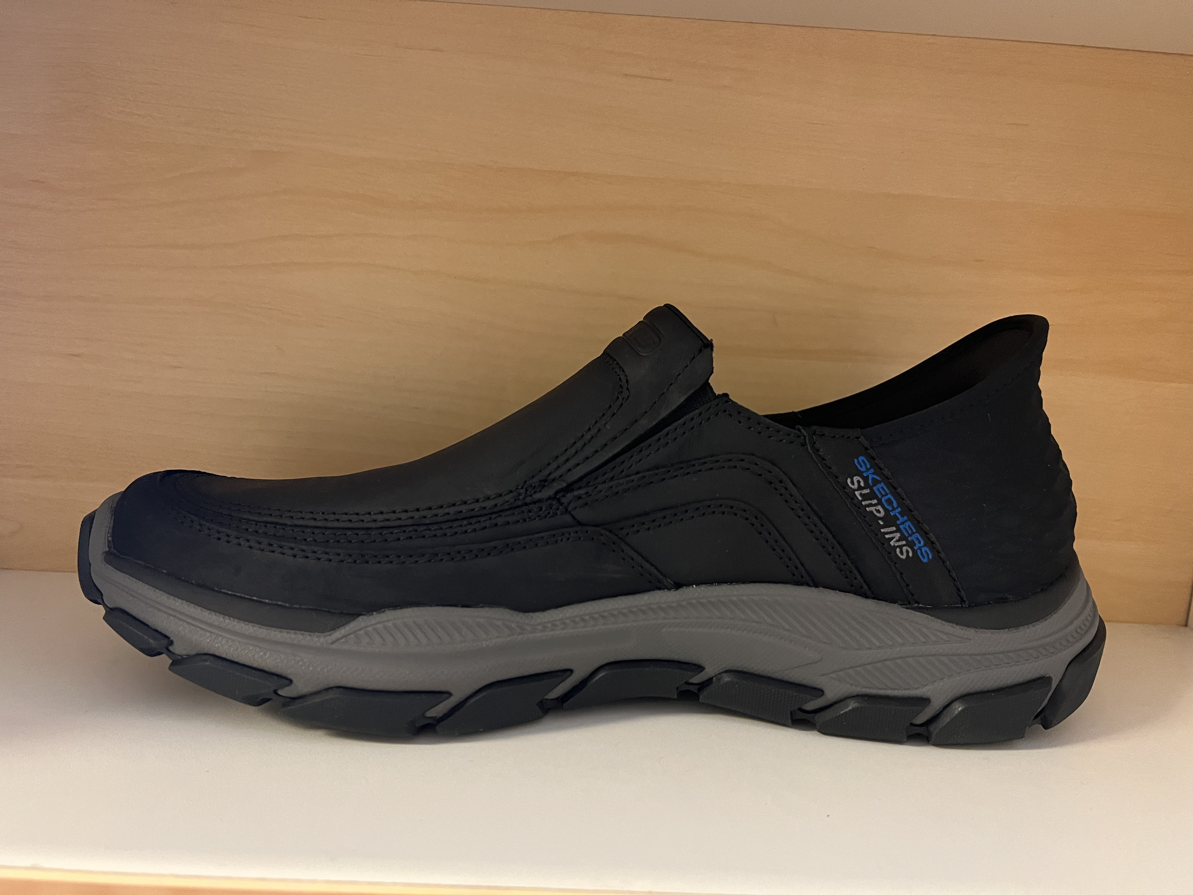  SKECHERS  herr-skinnsko. Med slip-ins teknologin får du en fast hälkappa och vaddering som anpassar sig efter din häls naturliga kurva. Relaxed Fit passform=rymlig vid tå och framfot. Goga Mat Arch stödjande vaddering  och Memory Foam innersula. Goodyear slitstark yttersula.. - 7