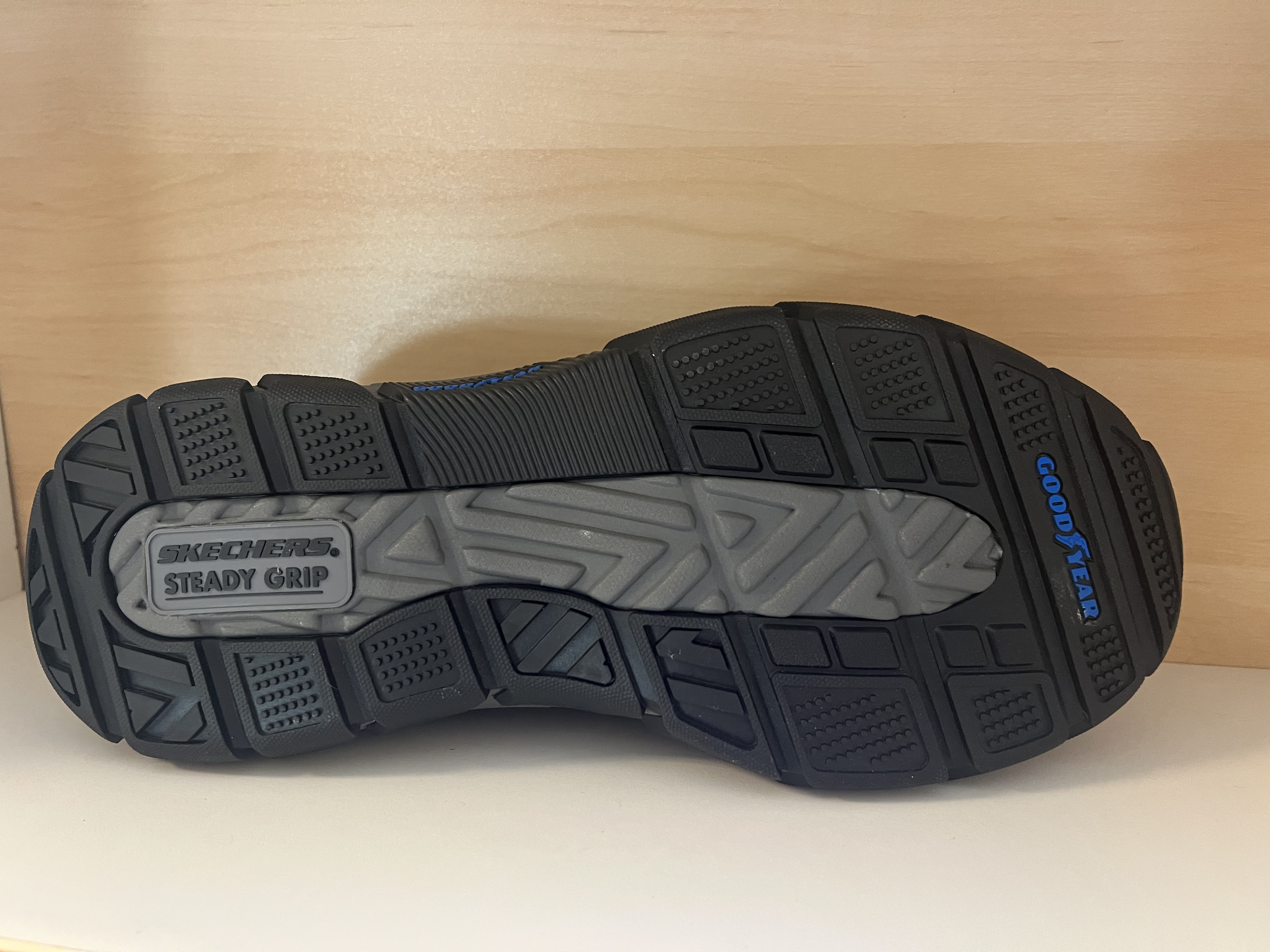  SKECHERS  herr-skinnsko. Med slip-ins teknologin får du en fast hälkappa och vaddering som anpassar sig efter din häls naturliga kurva. Relaxed Fit passform=rymlig vid tå och framfot. Goga Mat Arch stödjande vaddering  och Memory Foam innersula. Goodyear slitstark yttersula.. - 3