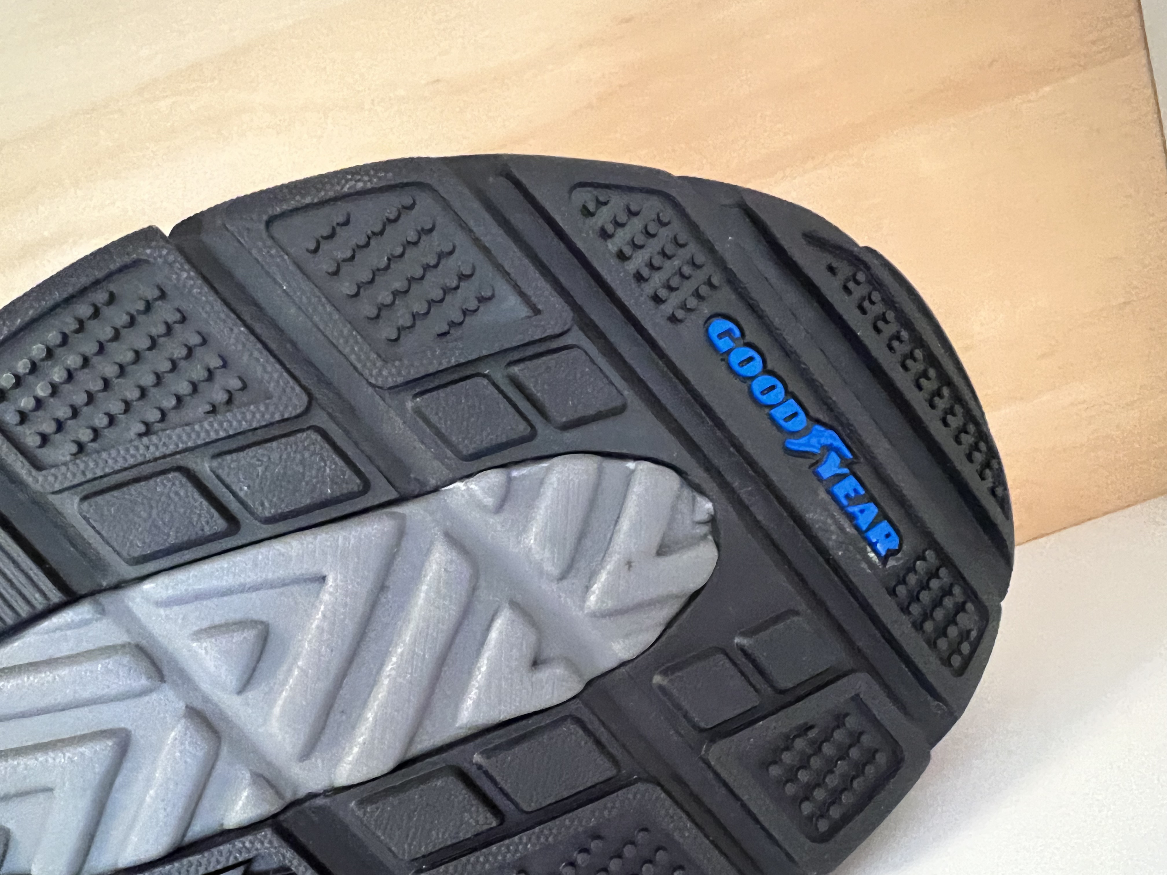  SKECHERS  herr-skinnsko. Med slip-ins teknologin får du en fast hälkappa och vaddering som anpassar sig efter din häls naturliga kurva. Relaxed Fit passform=rymlig vid tå och framfot. Goga Mat Arch stödjande vaddering  och Memory Foam innersula. Goodyear slitstark yttersula.. - 4