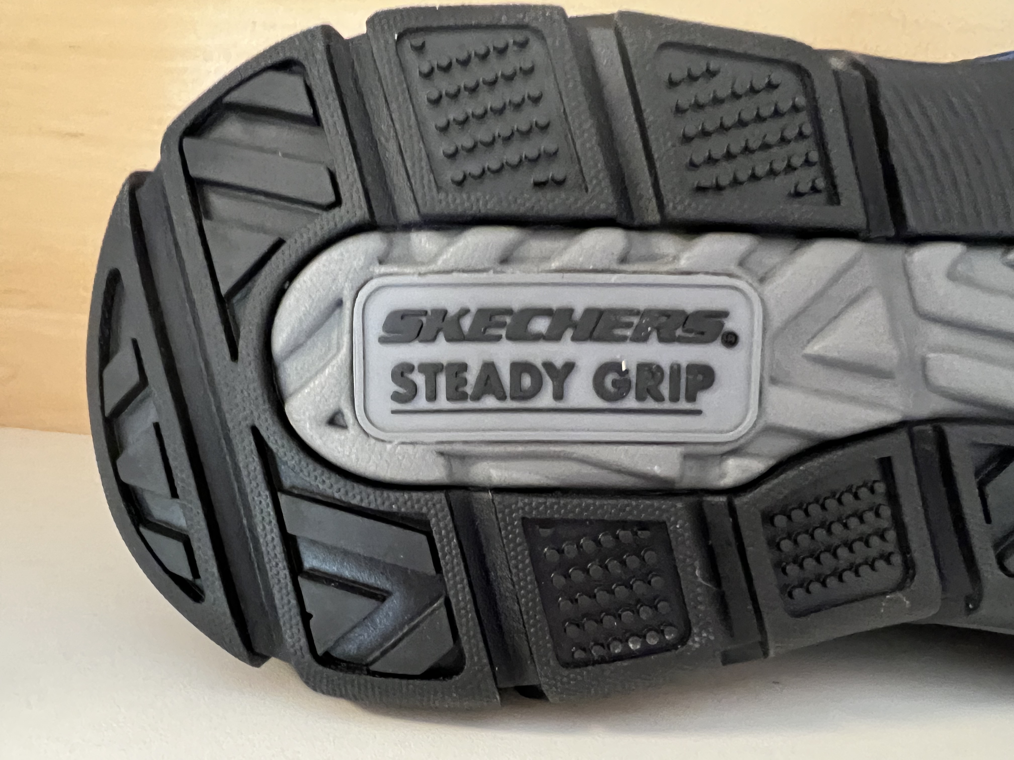  SKECHERS  herr-skinnsko. Med slip-ins teknologin får du en fast hälkappa och vaddering som anpassar sig efter din häls naturliga kurva. Relaxed Fit passform=rymlig vid tå och framfot. Goga Mat Arch stödjande vaddering  och Memory Foam innersula. Goodyear slitstark yttersula.. - 5