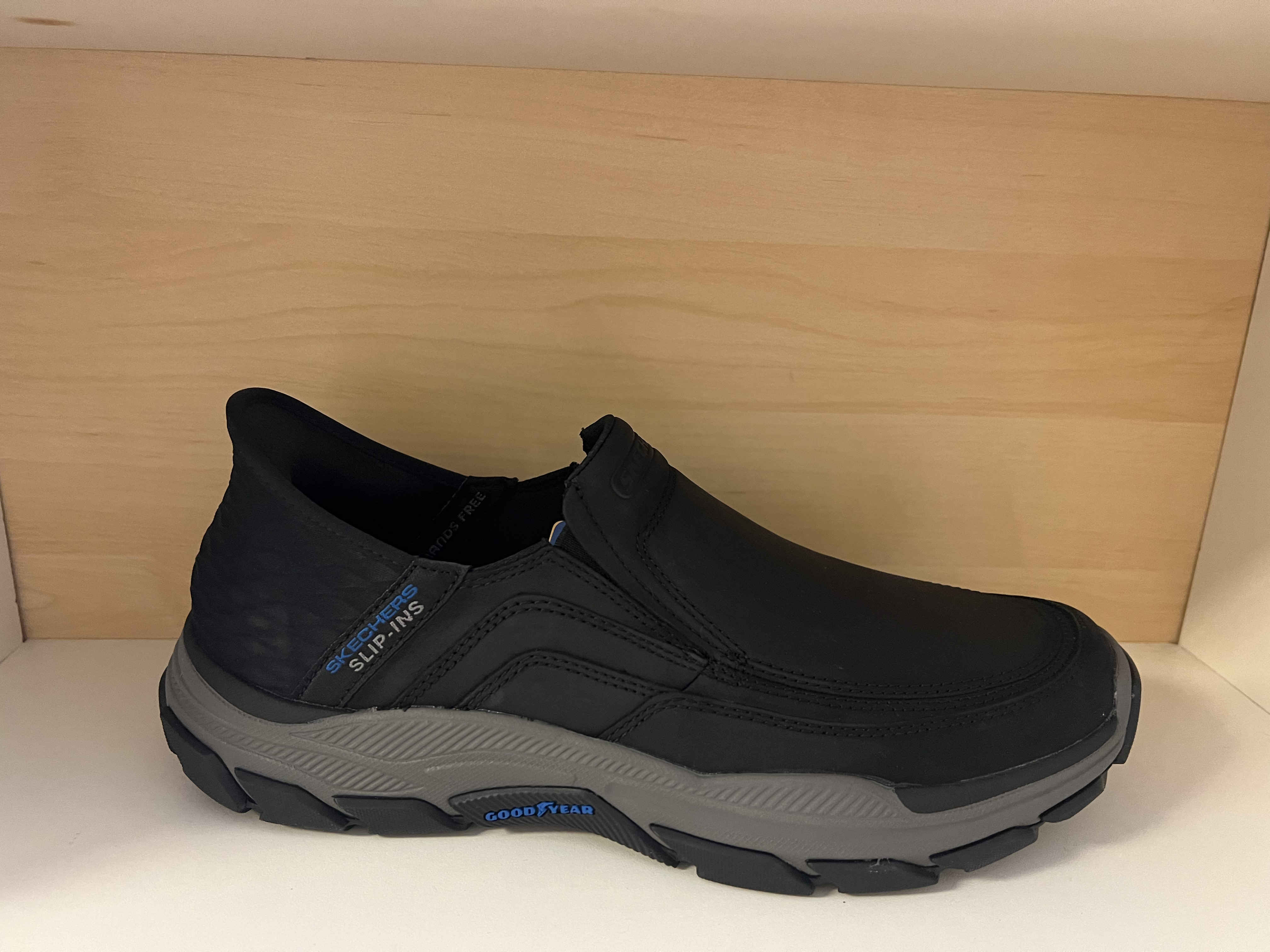  SKECHERS  herr-skinnsko. Med slip-ins teknologin får du en fast hälkappa och vaddering som anpassar sig efter din häls naturliga kurva. Relaxed Fit passform=rymlig vid tå och framfot. Goga Mat Arch stödjande vaddering  och Memory Foam innersula. Goodyear slitstark yttersula..