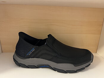  SKECHERS  herr-skinnsko. Med slip-ins teknologin får du en fast hälkappa och vaddering som anpassar sig efter din häls naturliga kurva. Relaxed Fit passform=rymlig vid tå och framfot. Goga Mat Arch stödjande vaddering  och Memory Foam innersula. Goodyear slitstark yttersula..