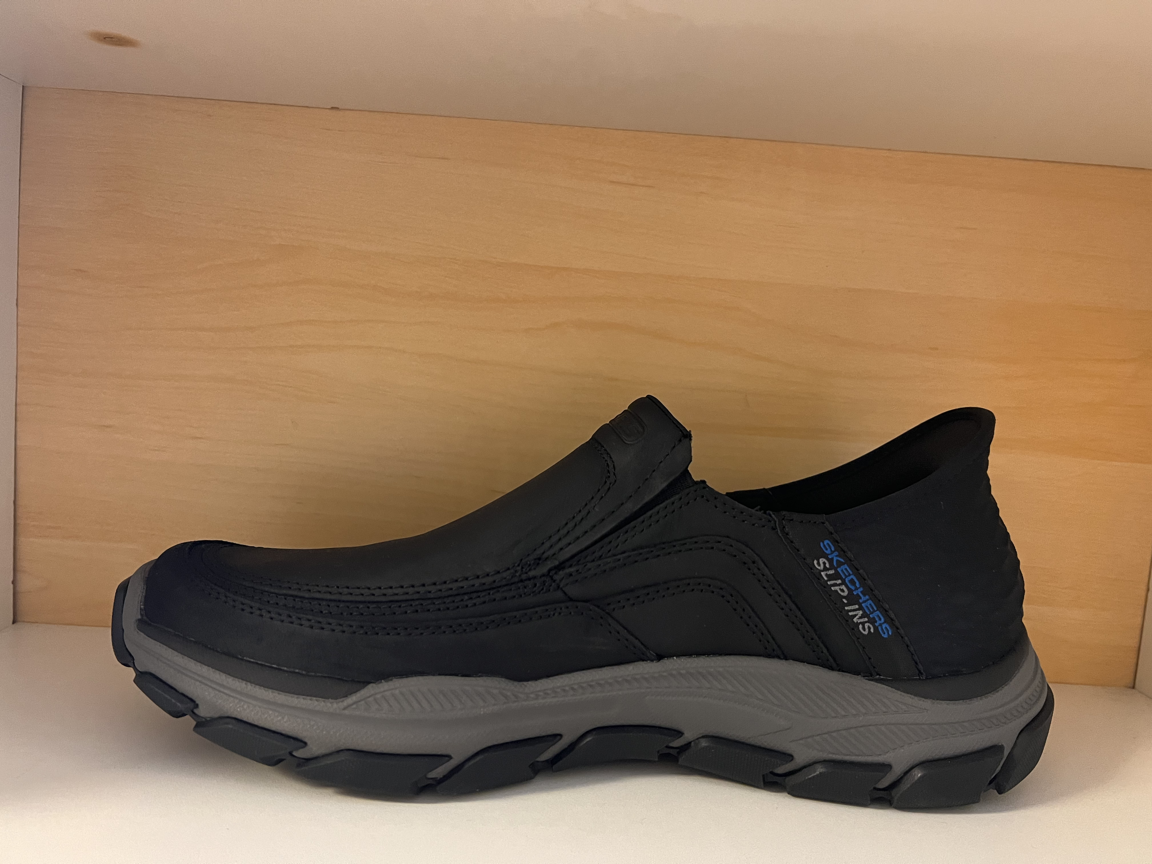  SKECHERS  herr-skinnsko. Med slip-ins teknologin får du en fast hälkappa och vaddering som anpassar sig efter din häls naturliga kurva. Relaxed Fit passform=rymlig vid tå och framfot. Goga Mat Arch stödjande vaddering  och Memory Foam innersula. Goodyear slitstark yttersula.. - 2