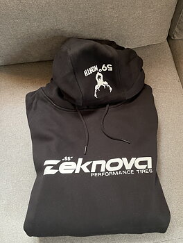 Zeknova Performance Tires Hoodie svart