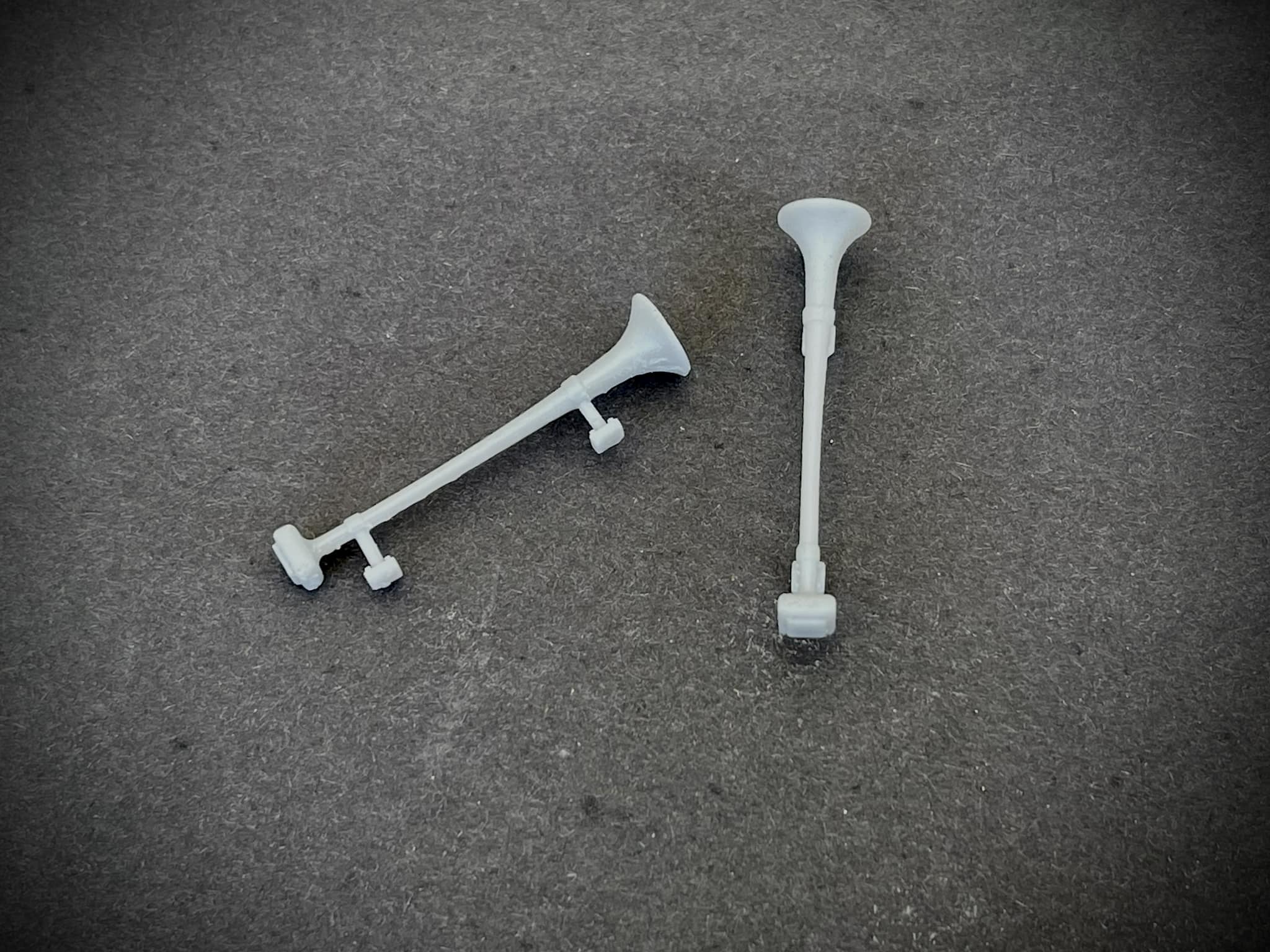  Luft horn  Rektangulärt bakstycke och rund kon. Lång design 1:24 Resin