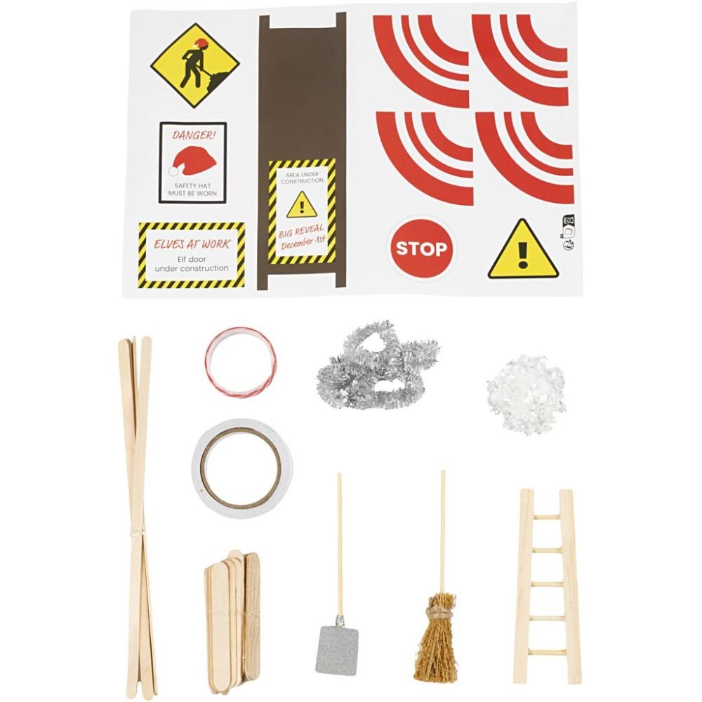 Innehåll i DIY-kit för nissedörr med stege, skyltar och tillbehör