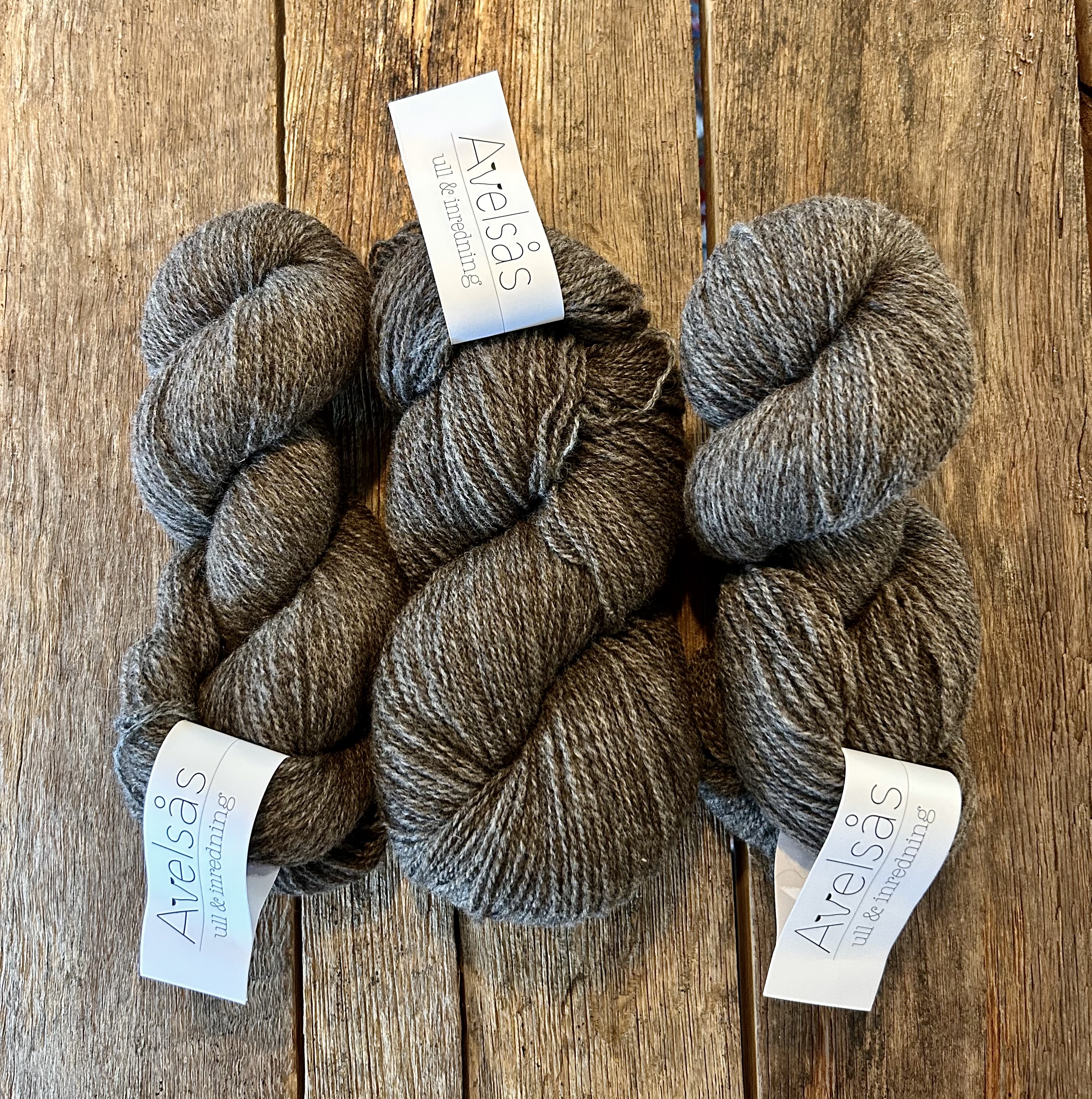 Grey-brown 2-strand fine wool yarn