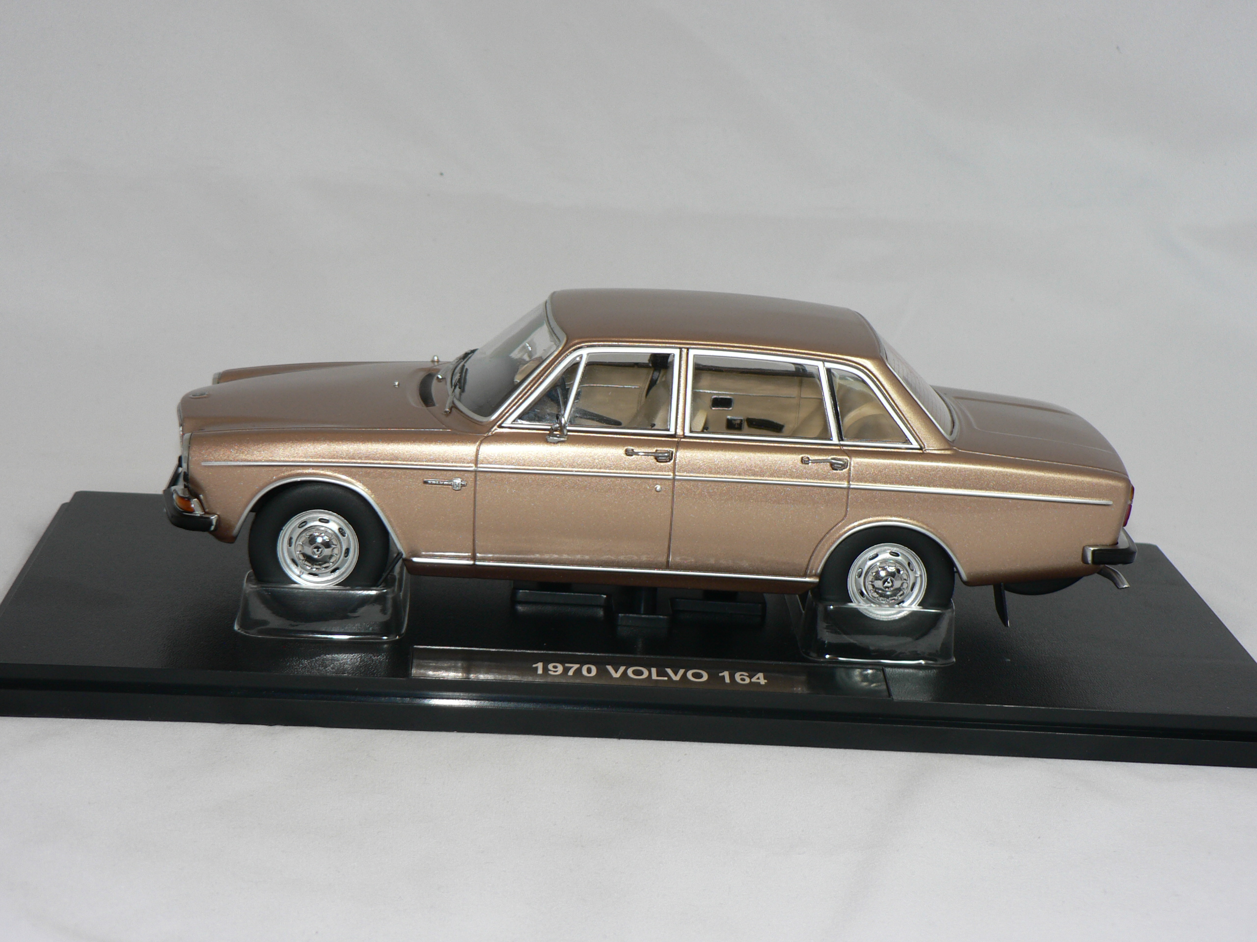 Volvo 164   1970   Gold Metallic  1:18 Triple 9 - 3