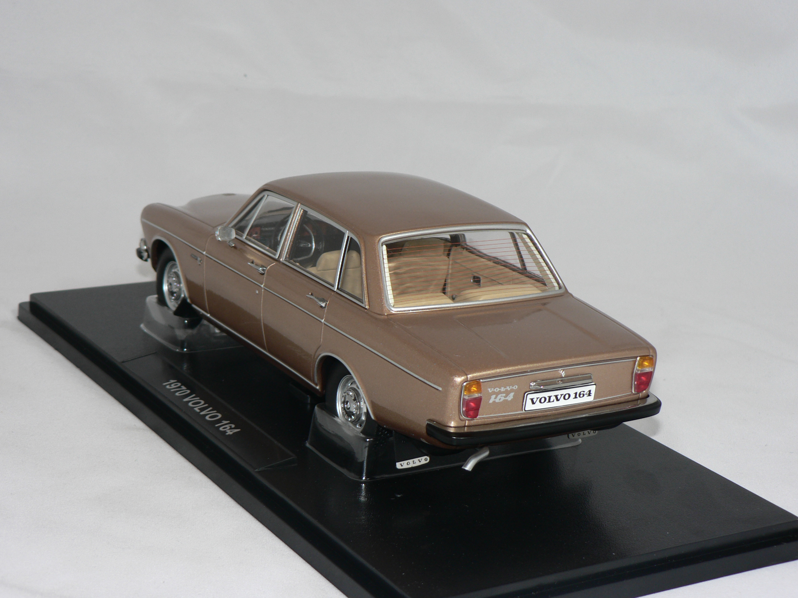 Volvo 164   1970   Gold Metallic  1:18 Triple 9 - 2
