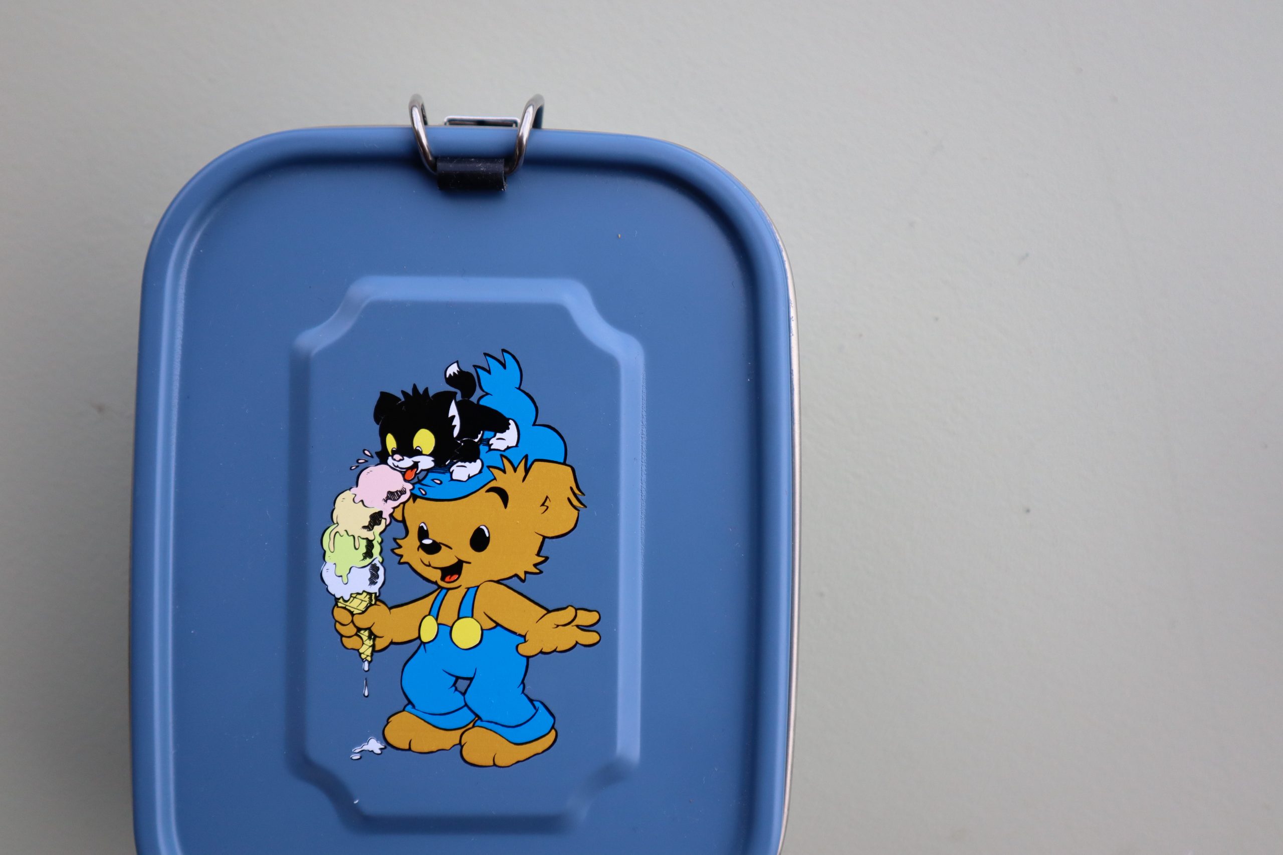 Blå kasket med Bamse på