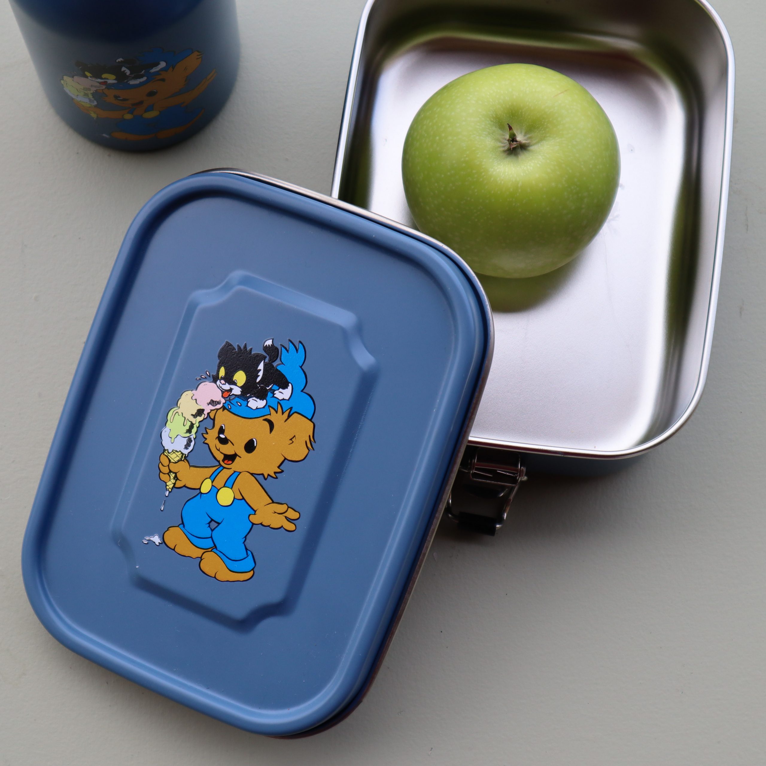 Madkasse af stål med æble og låg med Bamse på