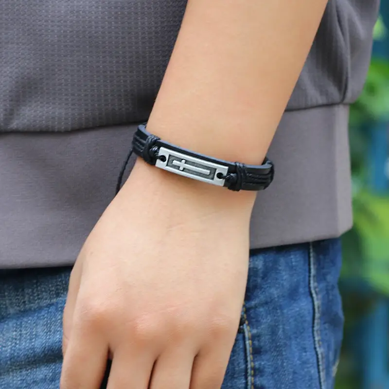 Läderarmband med ett kors i borstad metall - 2