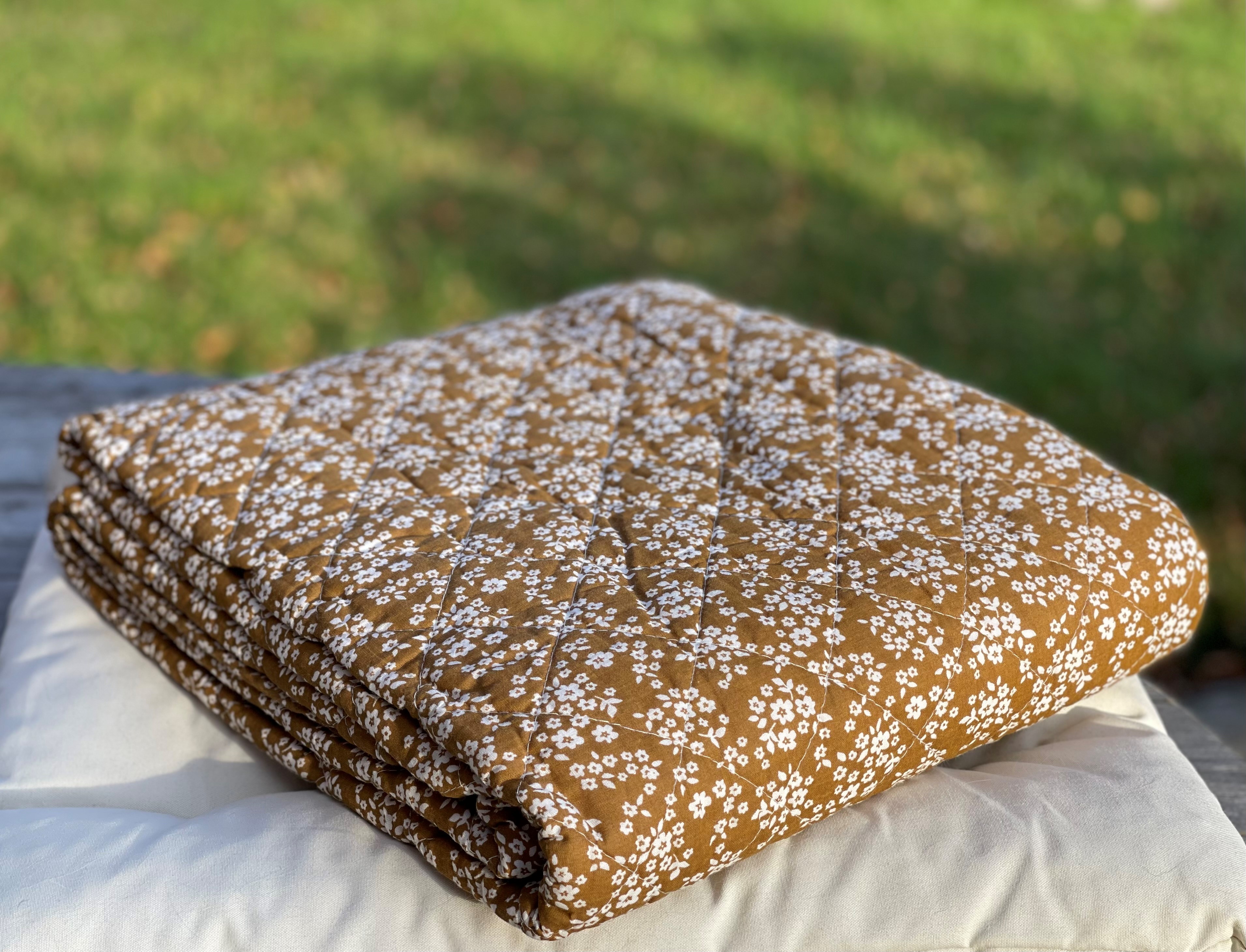 Pläd/Filt Quiltad -  Brun med vita blomster