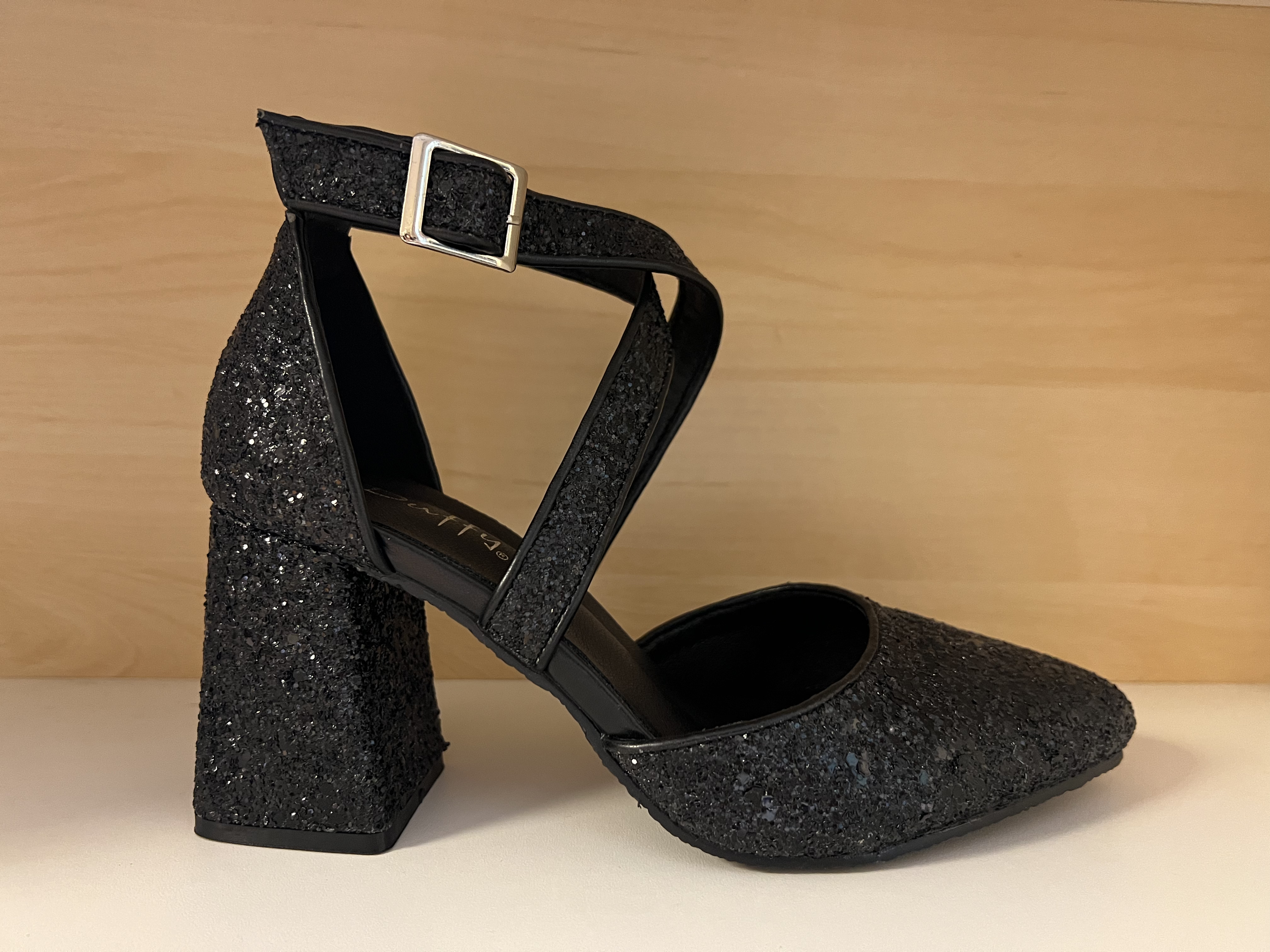 Fin-sko, svart med glitter. Klack 7 cm.
