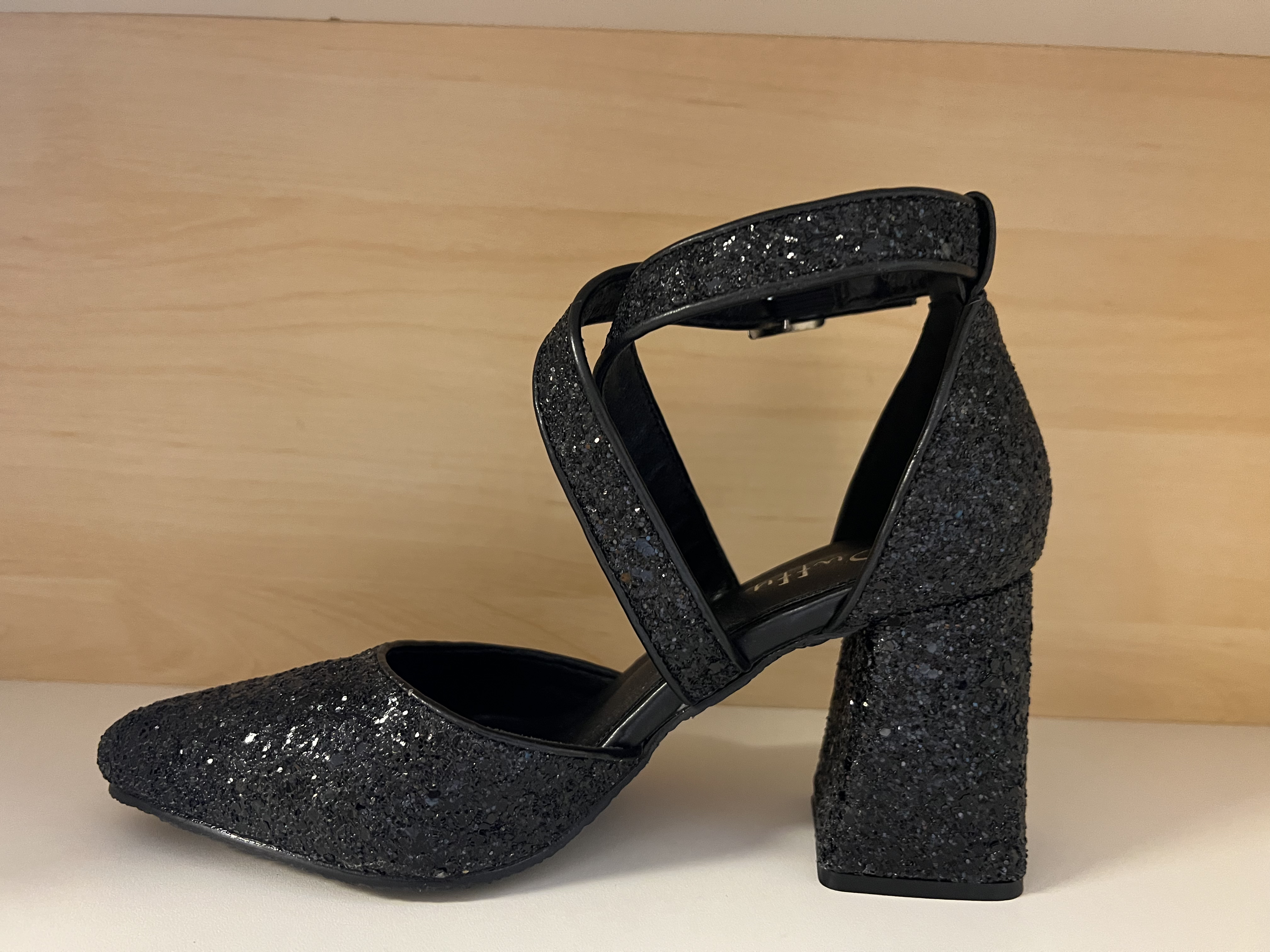 Fin-sko, svart med glitter. Klack 7 cm. - 2
